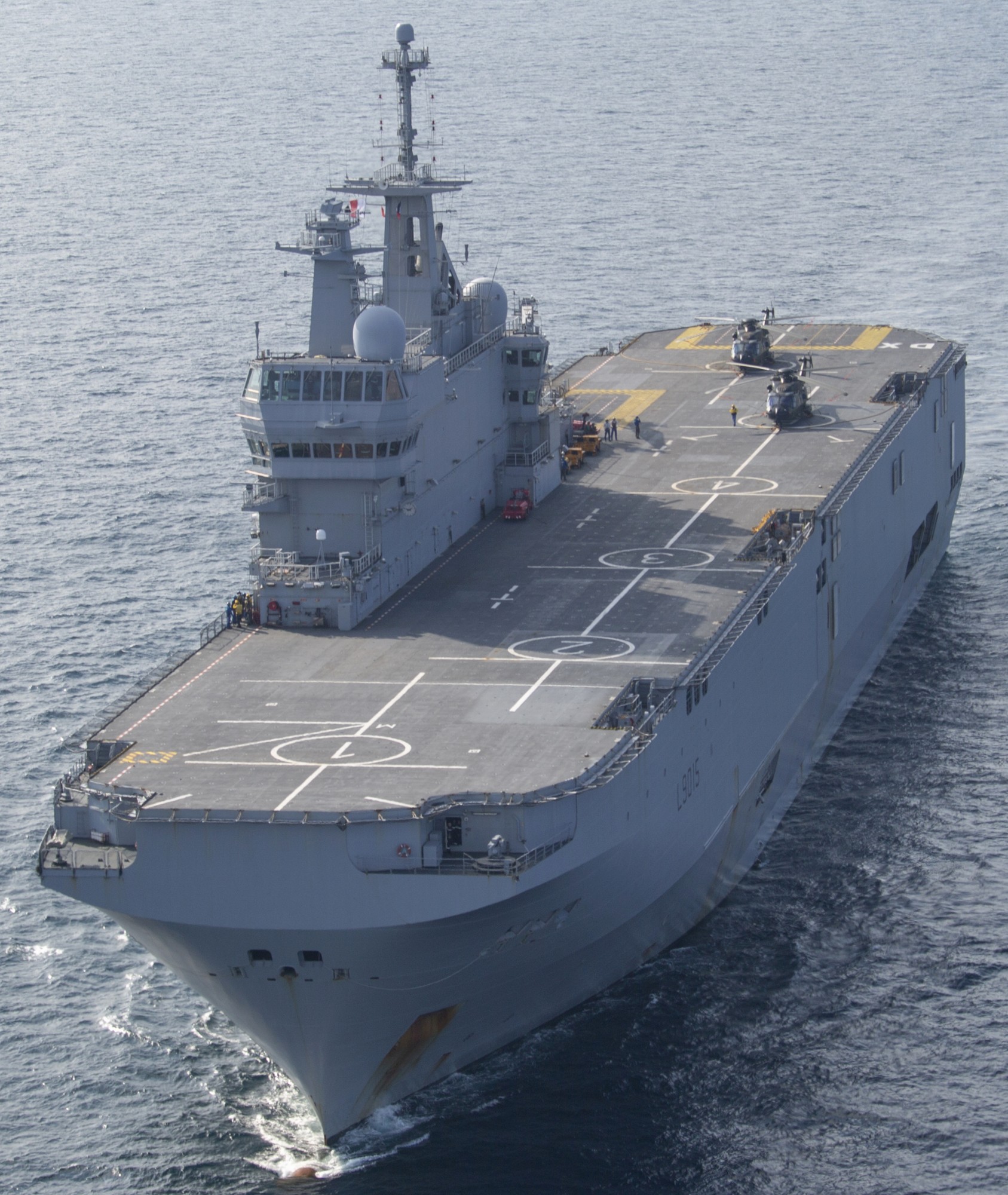 l-9015 fs dixmude mistral class amphibious assault command ship bpc french navy marine nationale 60