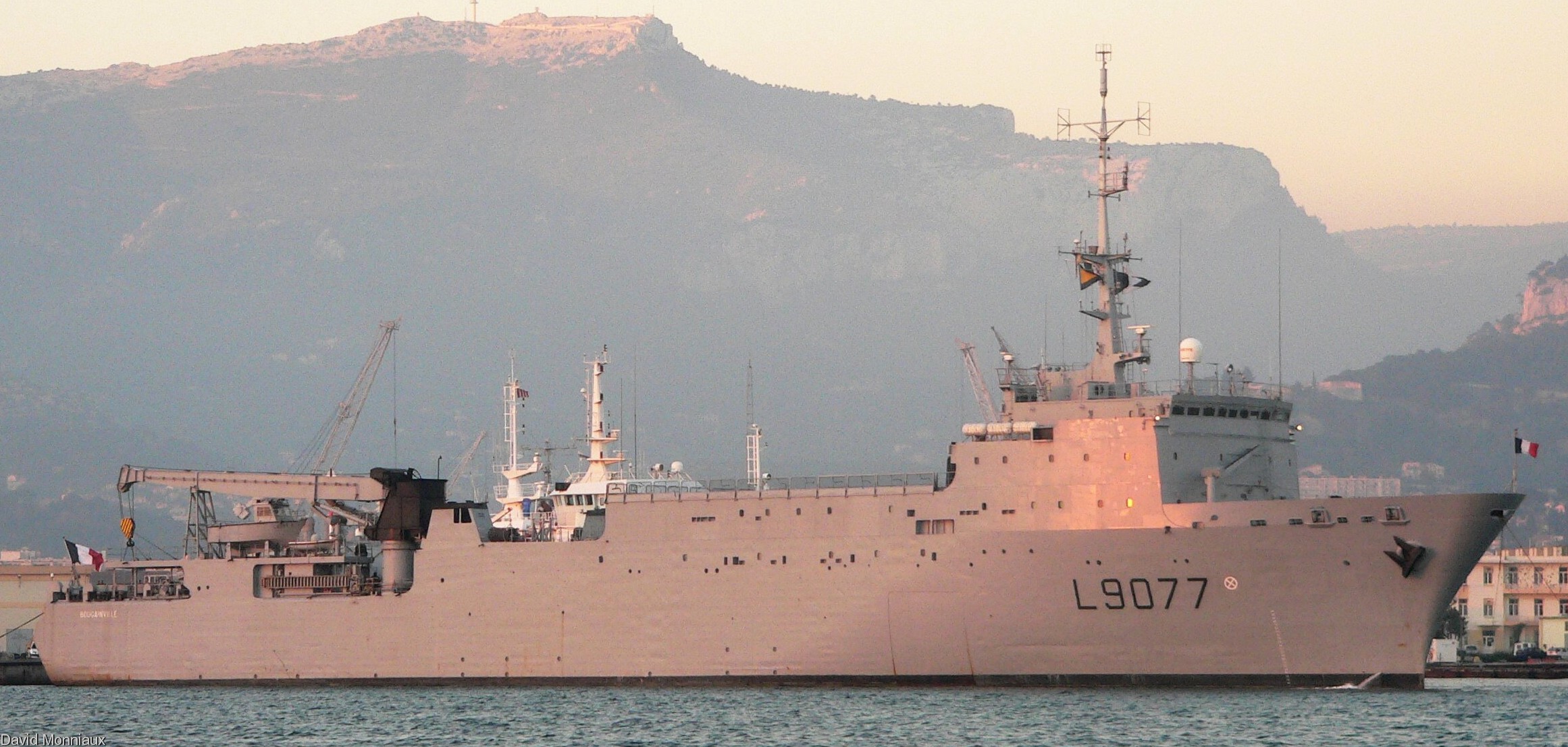 l-9077 fs bougainville amphibious transport dock landing support ship lpd bts french navy marine nationale 02x