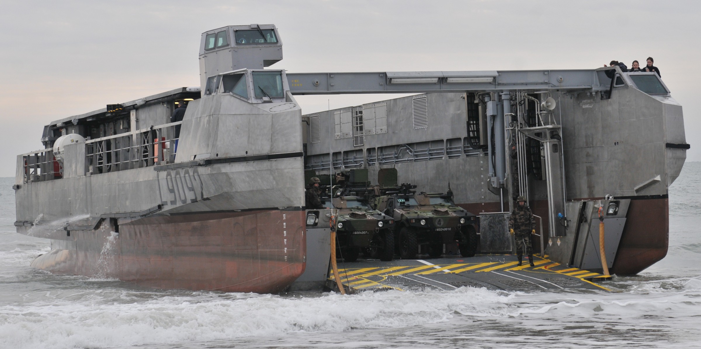 eda-r landing catamaran l-cat amphibious engin de débarquement amphibie rapide french navy marine nationale 06