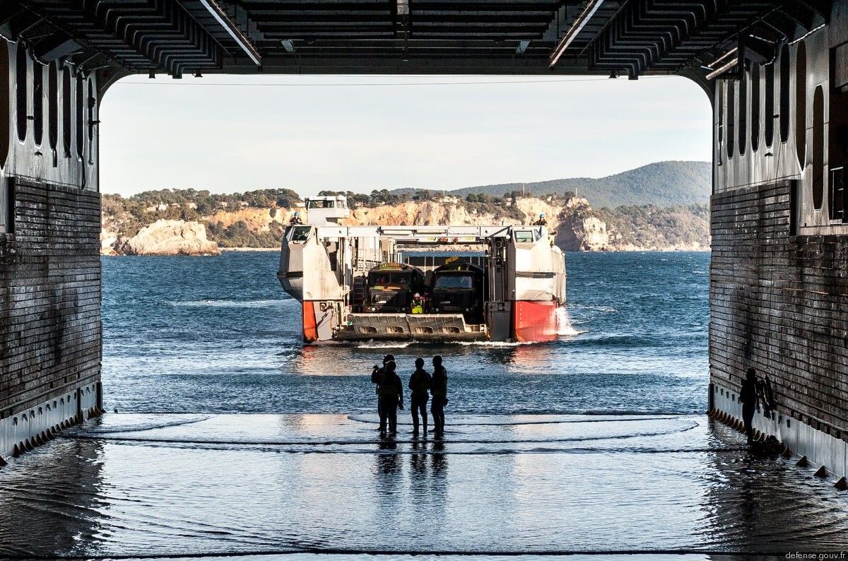 eda-r landing catamaran l-cat amphibious engin de débarquement amphibie rapide french navy marine nationale 19