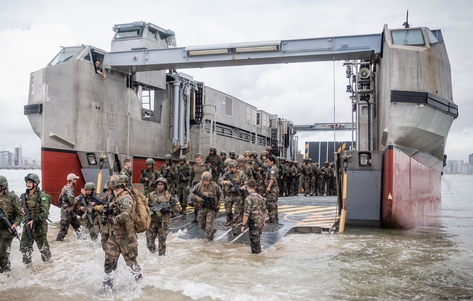 eda-r landing catamaran l-cat amphibious engin de débarquement amphibie rapide french navy marine nationale 27