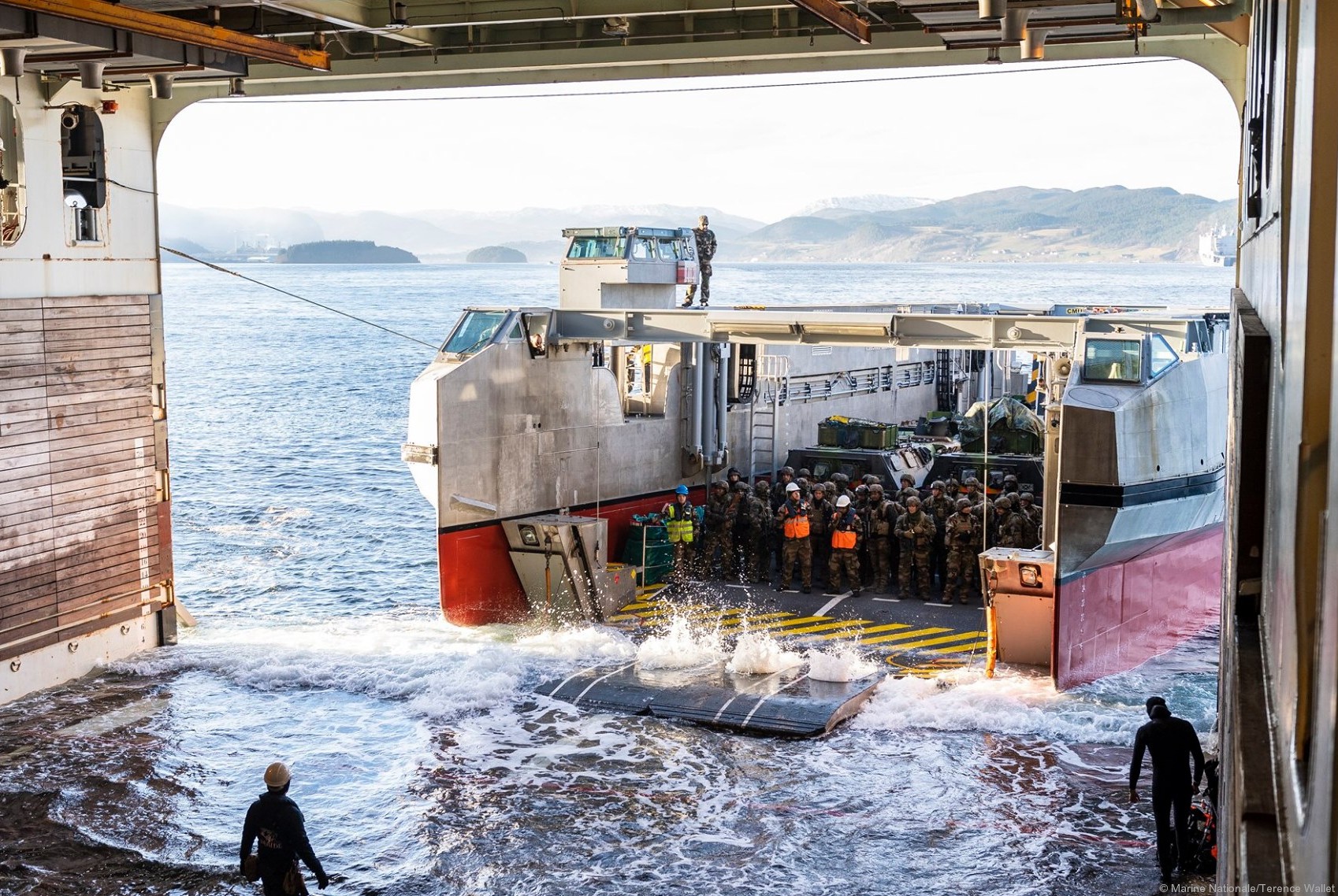 eda-r landing catamaran l-cat amphibious engin de débarquement amphibie rapide french navy marine nationale 29