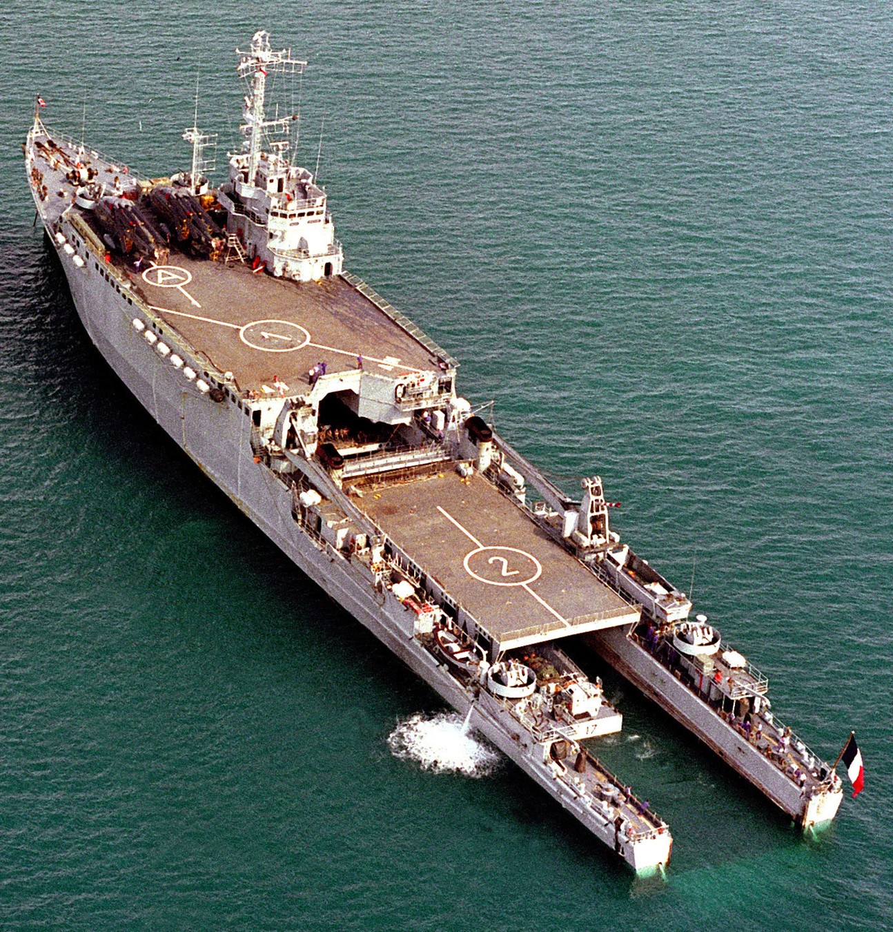 l-9021 ouragan amphibious dock landing ship lpd tcd french navy marine nationale 04