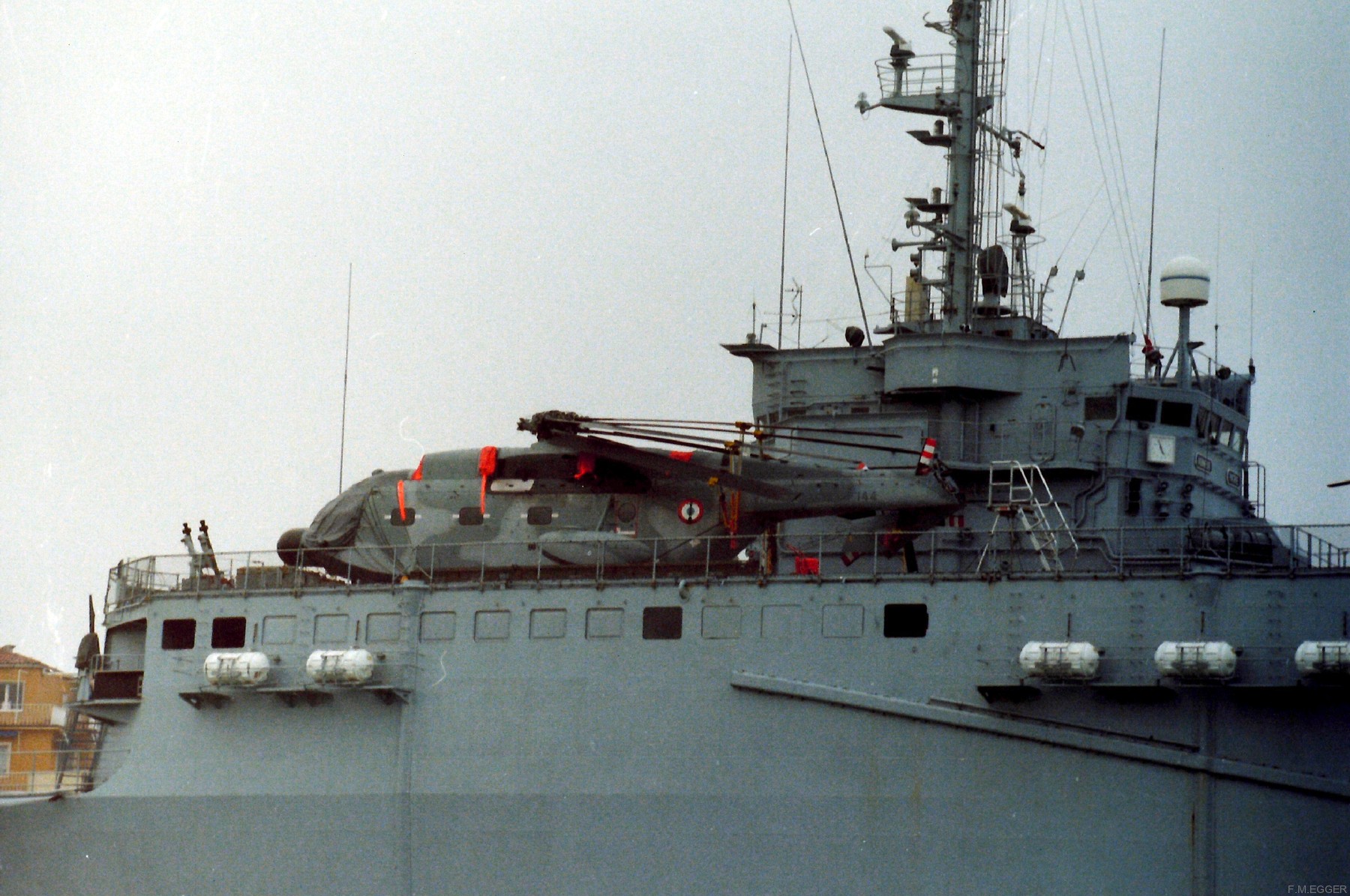 l-9022 orage ouragan class amphibious dock landing ship lpd tcd french navy marine nationale 09 sa.321 super frelon