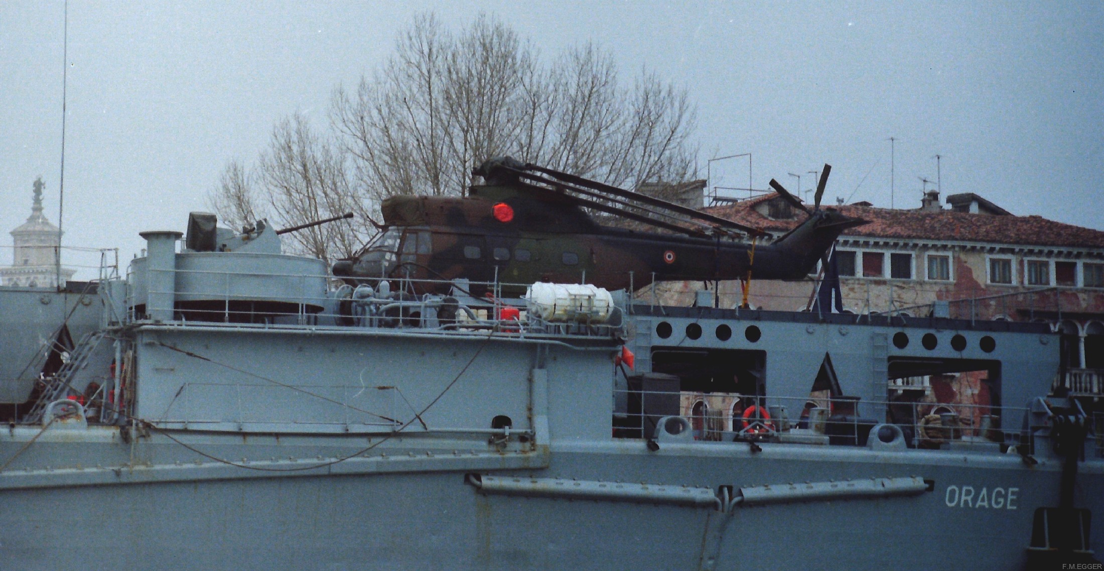 l-9022 orage ouragan class amphibious dock landing ship lpd tcd french navy marine nationale 10 super puma helicopter