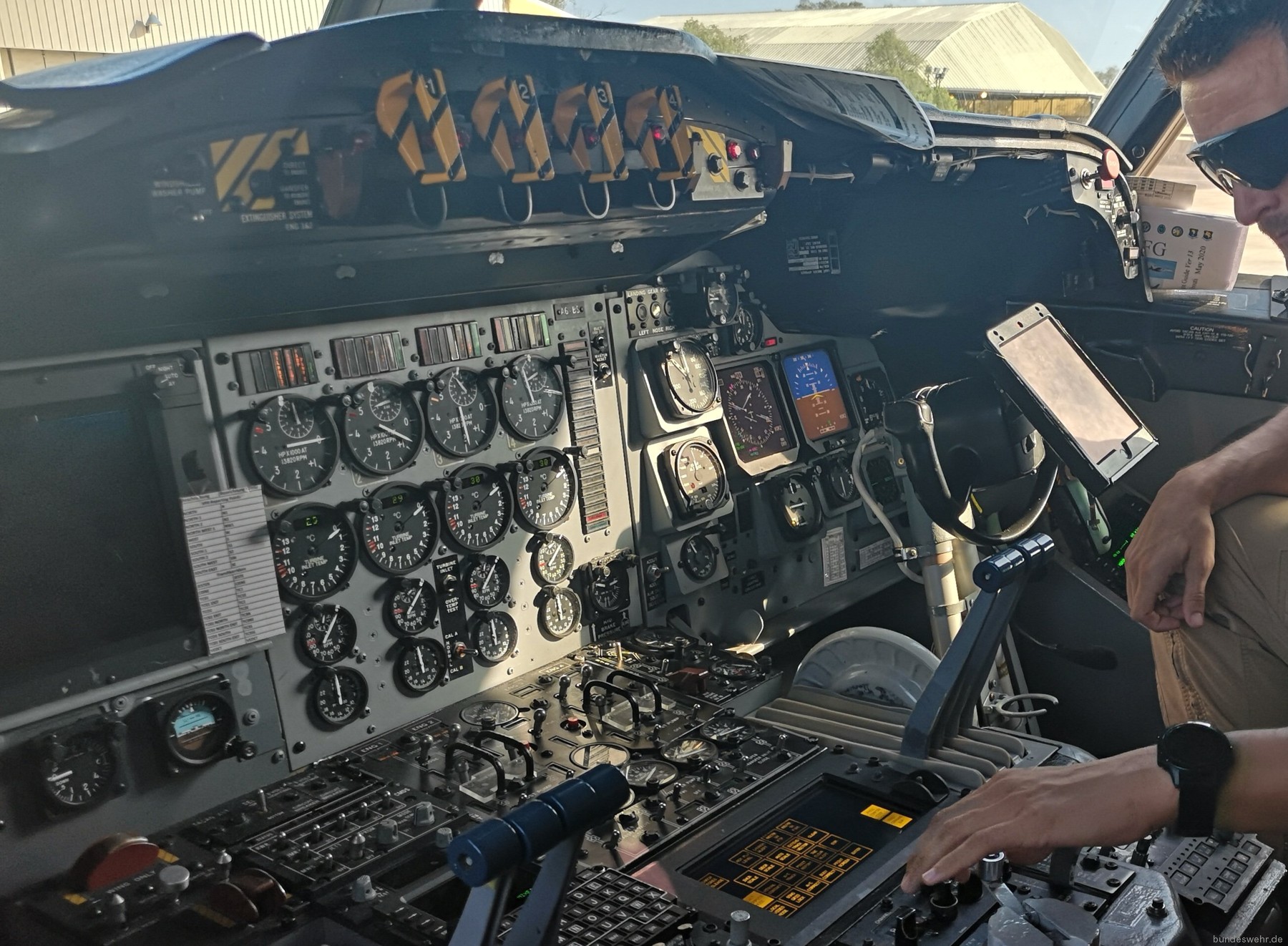 p-3c orion maritime patrol aircraft german navy lockheed deutsche marine seefernaufklärer mfg-3 nordholz cockpit 10