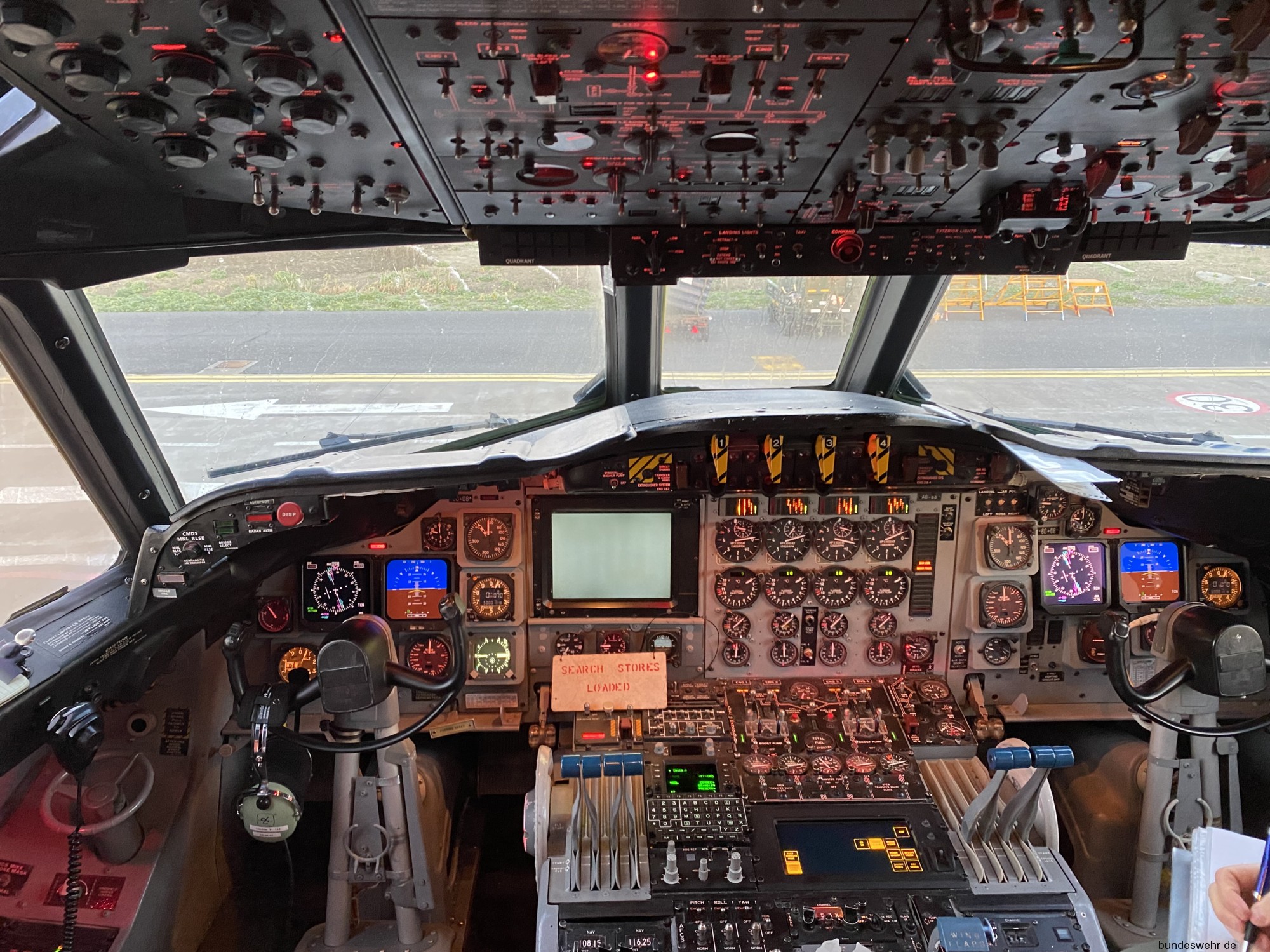 p-3c orion maritime patrol aircraft german navy lockheed deutsche marine seefernaufklärer mfg-3 nordholz cockpit view 27