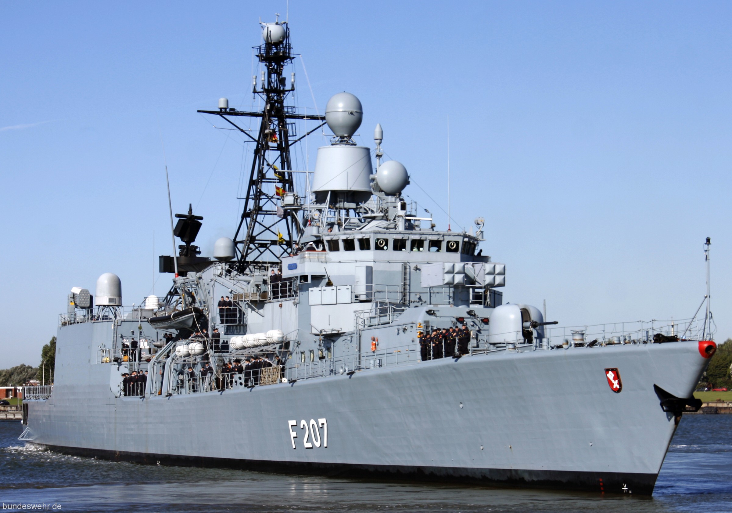 f-207 fgs bremen type 122 class frigate german navy deutsche marine fregatte 02