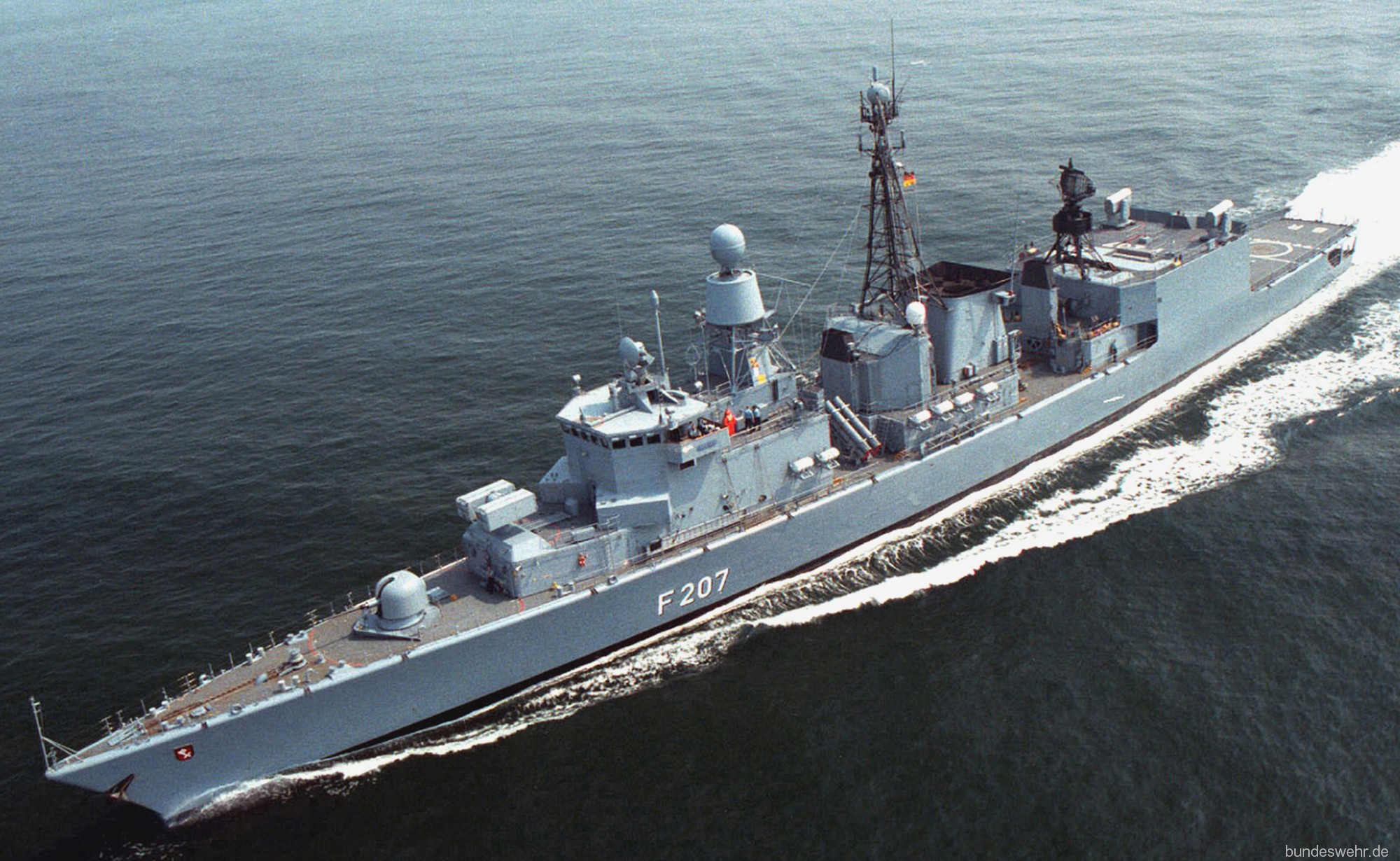 f-207 fgs bremen type 122 class frigate german navy deutsche marine fregatte 04