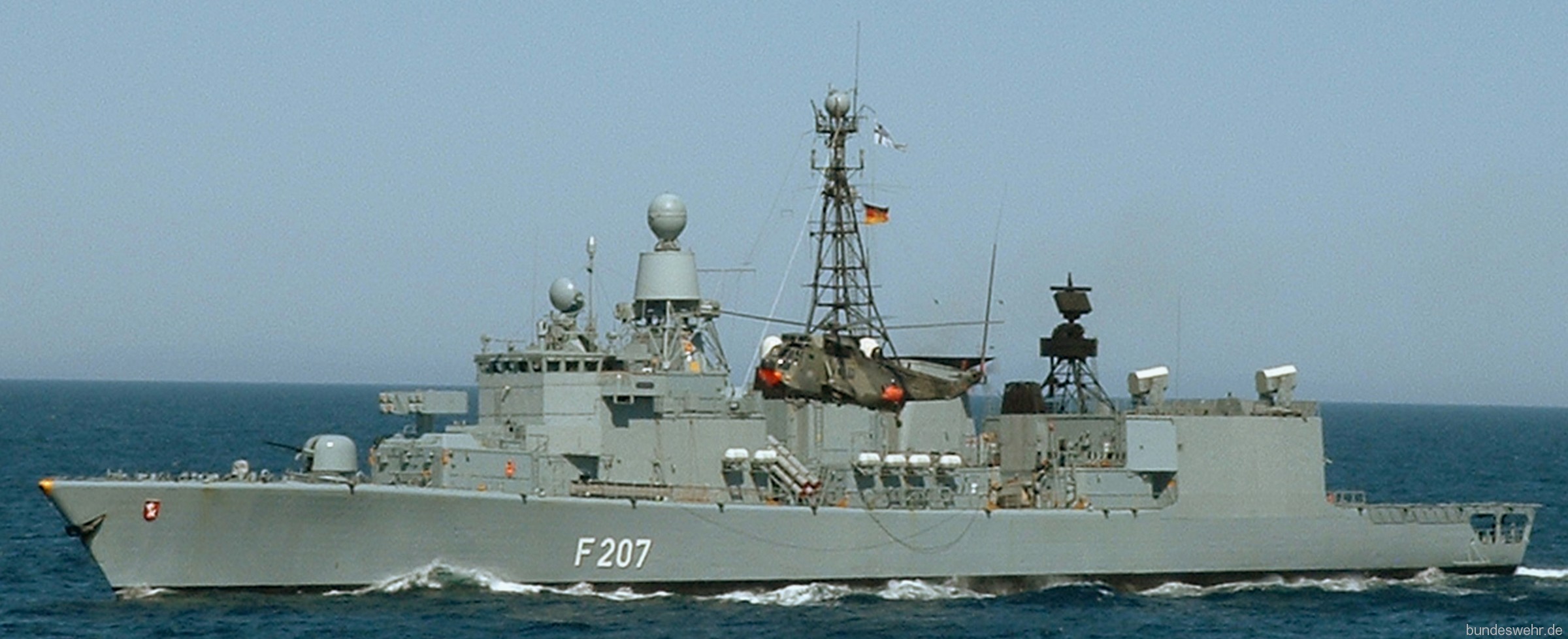 f-207 fgs bremen type 122 class frigate german navy deutsche marine fregatte 06 helicopter
