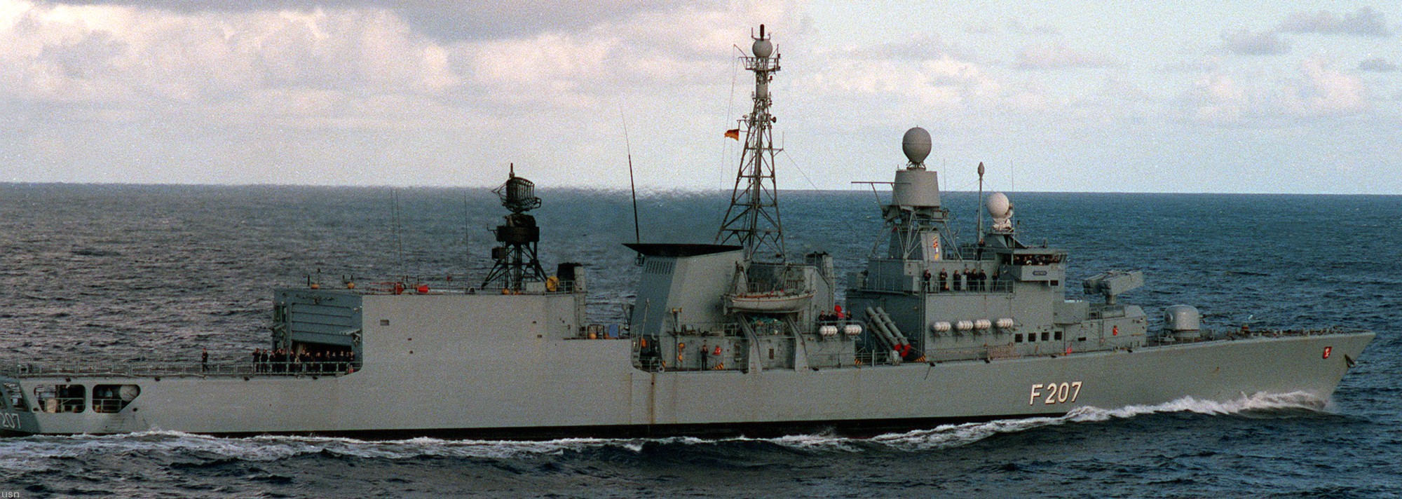 f-207 fgs bremen type 122 class frigate german navy deutsche marine fregatte 10 nato snmg