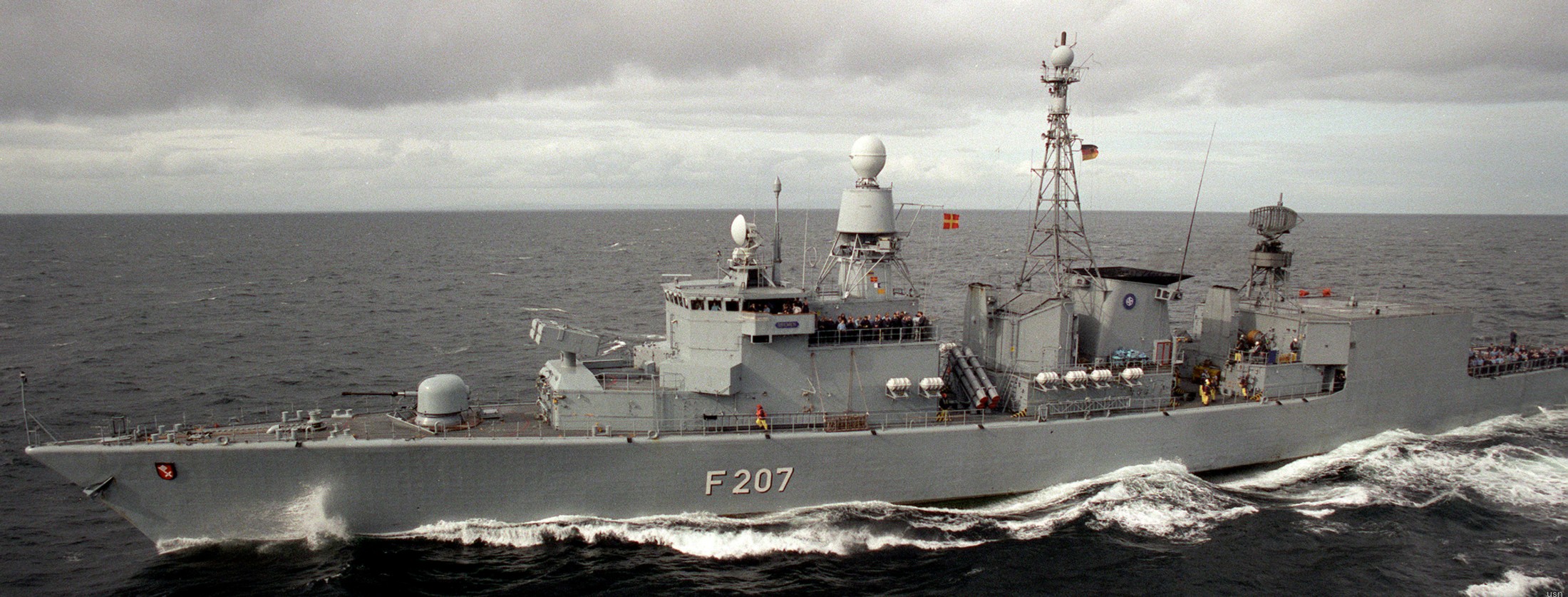 f-207 fgs bremen type 122 class frigate german navy deutsche marine fregatte 12