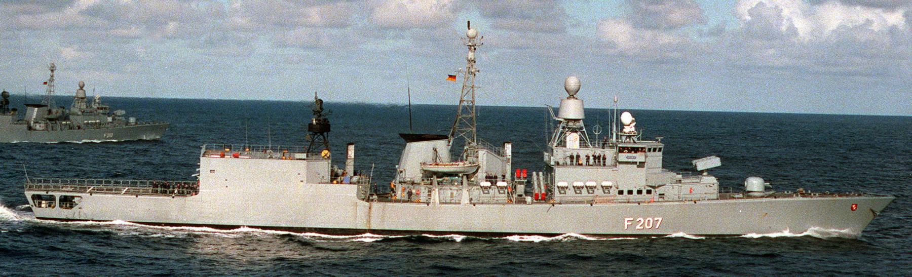 f-207 fgs bremen type 122 class frigate german navy deutsche marine fregatte 17