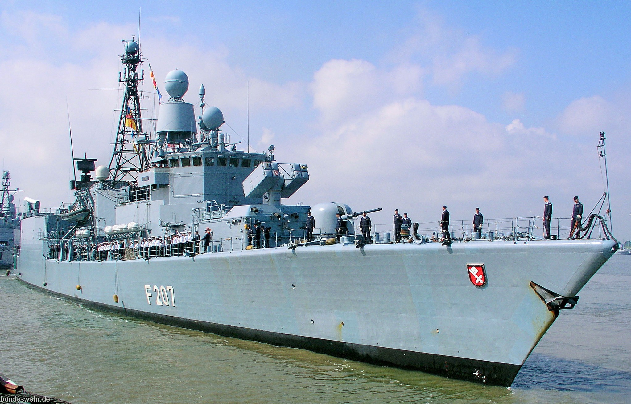 f-207 fgs bremen type 122 class frigate german navy deutsche marine fregatte 19