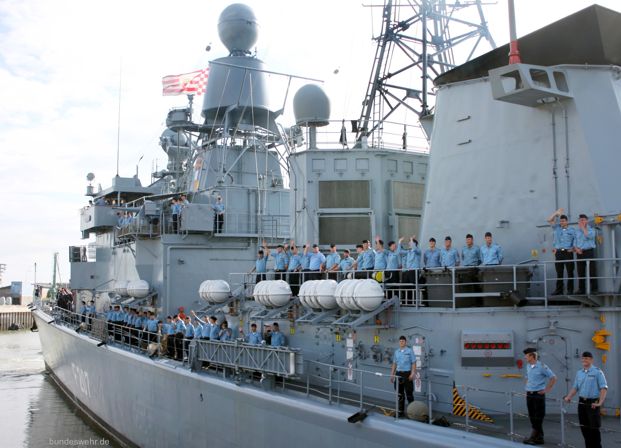f-207 fgs bremen type 122 class frigate german navy 20
