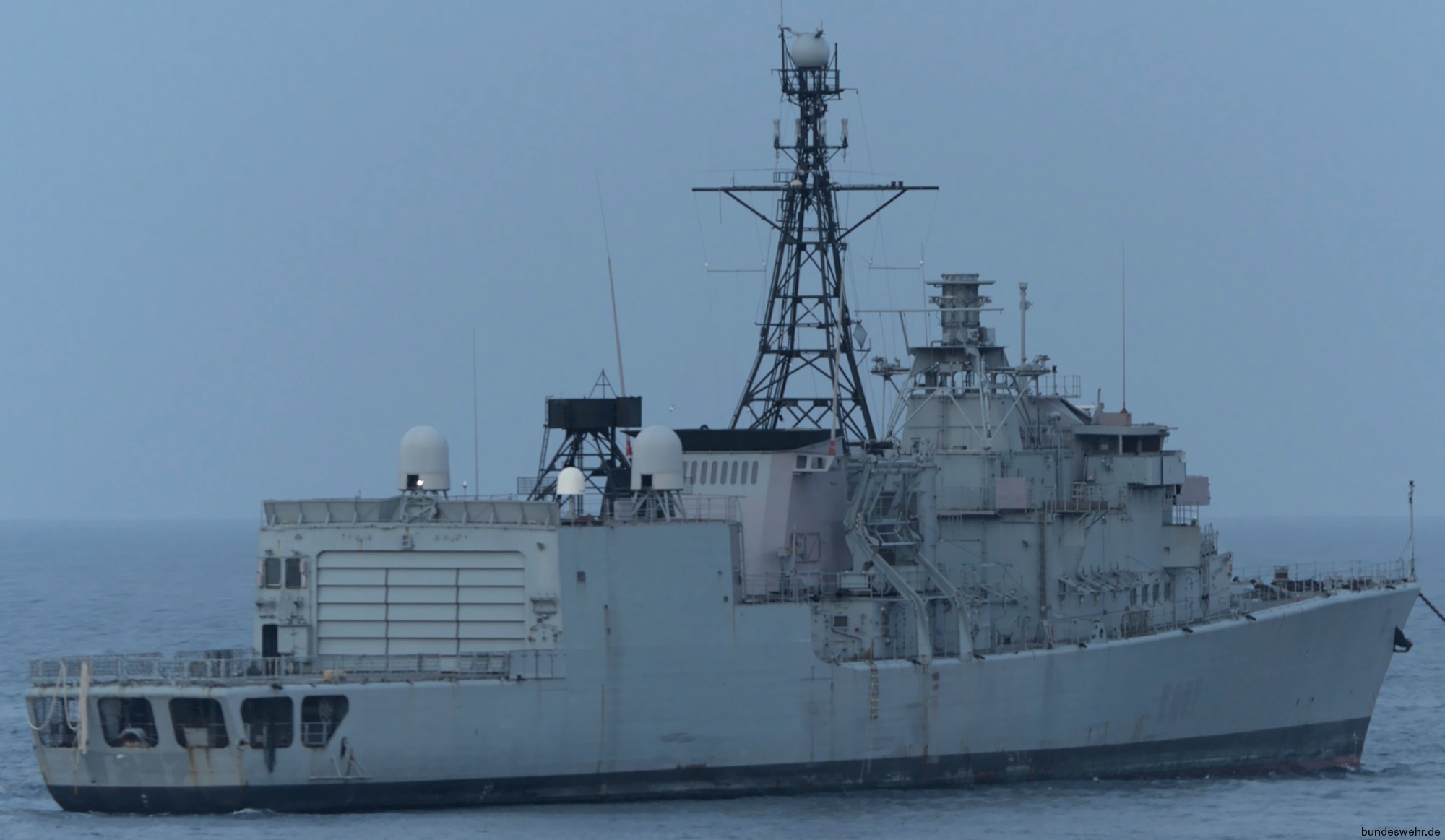 f-207 fgs bremen type 122 class frigate german navy deutsche marine fregatte 22 tow aliaga turkey scrap