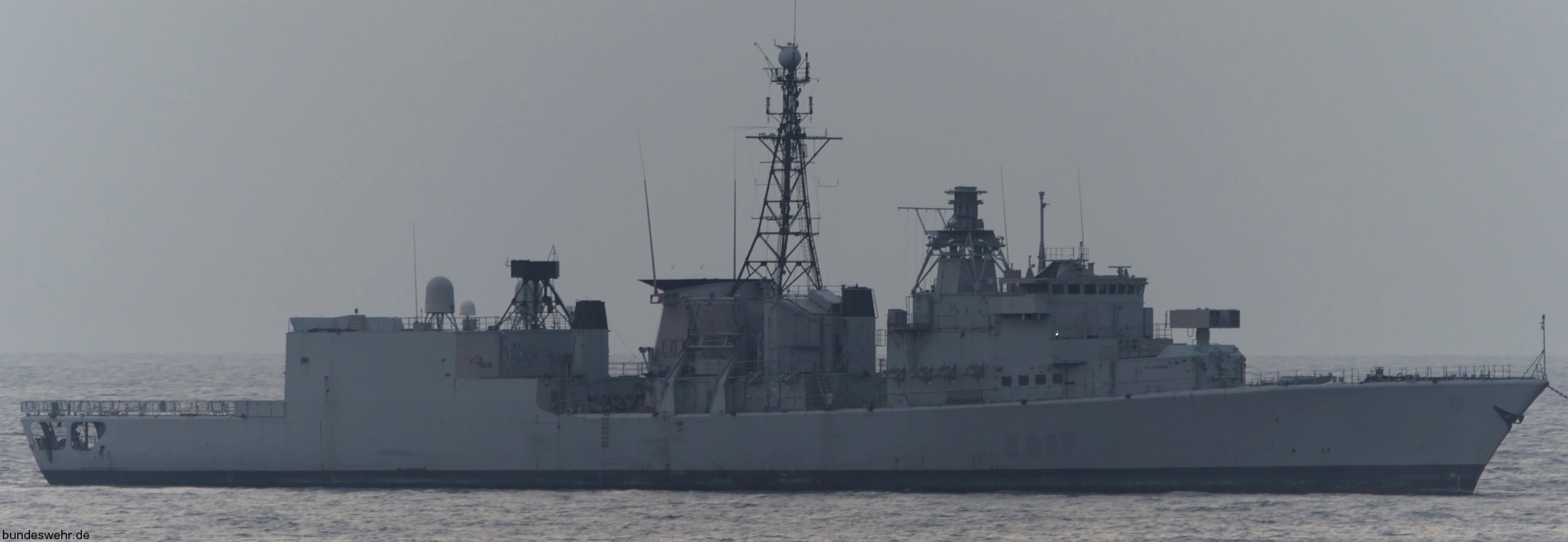 f-207 fgs bremen type 122 class frigate german navy deutsche marine fregatte 23