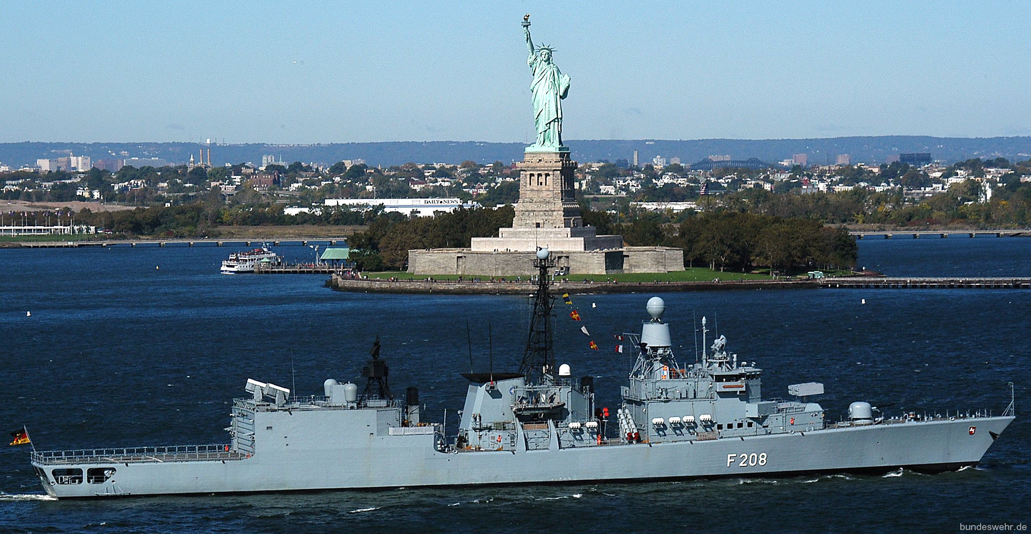 f-208 fgs niedersachsen type 122 bremen class frigate german navy 02 new york