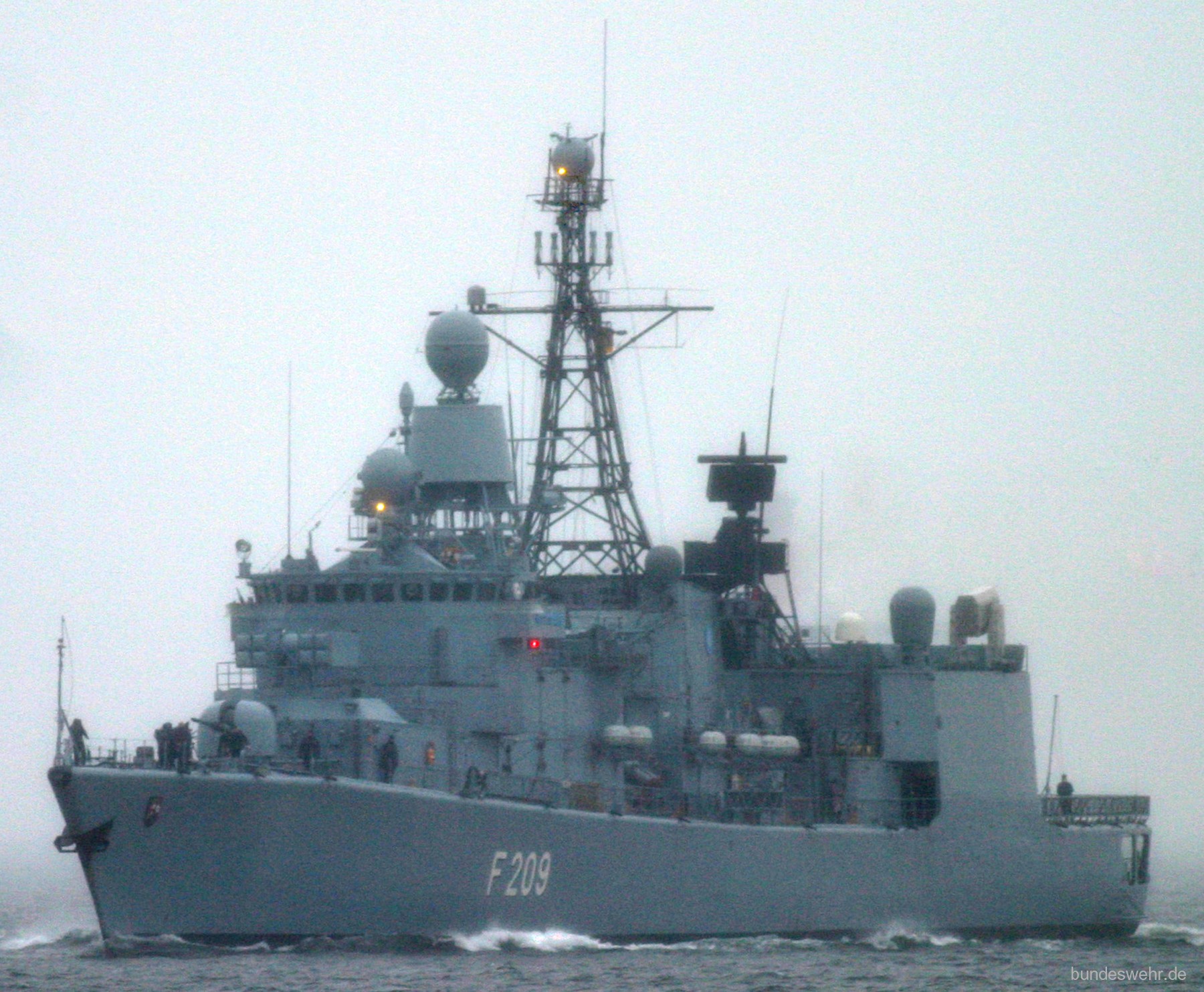 f-209 fgs rheinland-pfalz type 122 bremen class frigate german navy 14