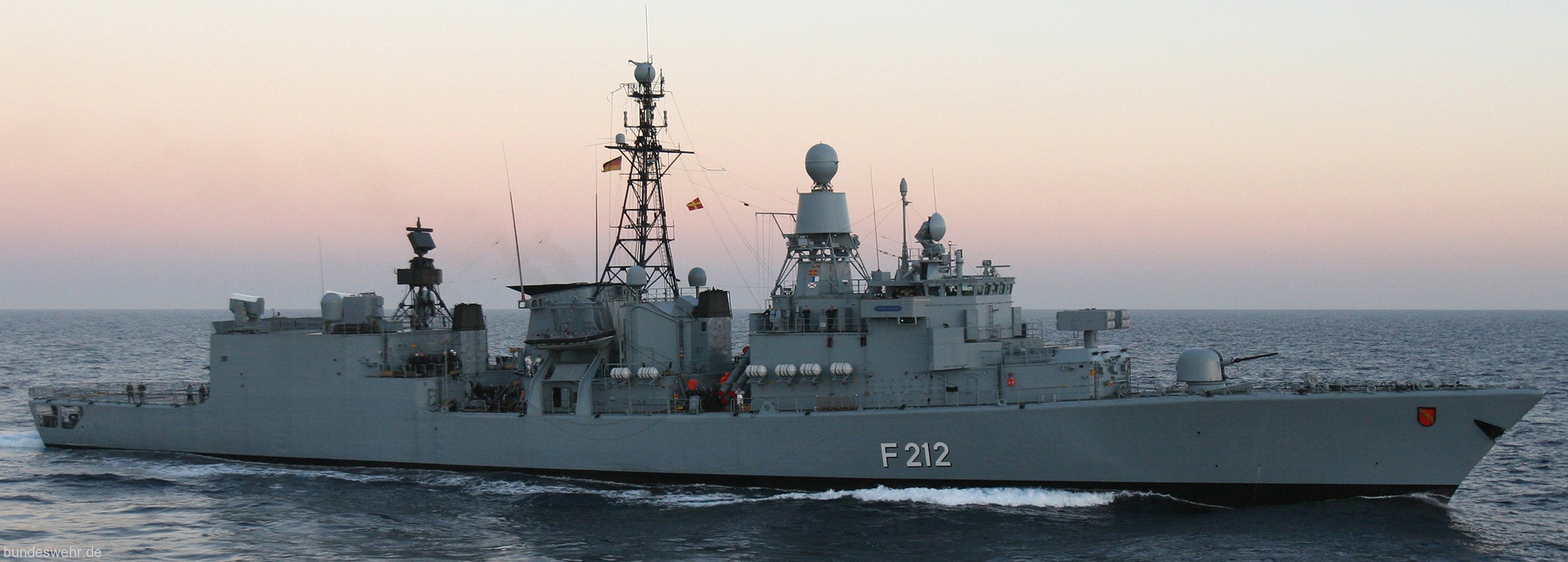 f-212 fgs karlsruhe type 122 bremen class frigate german navy 06