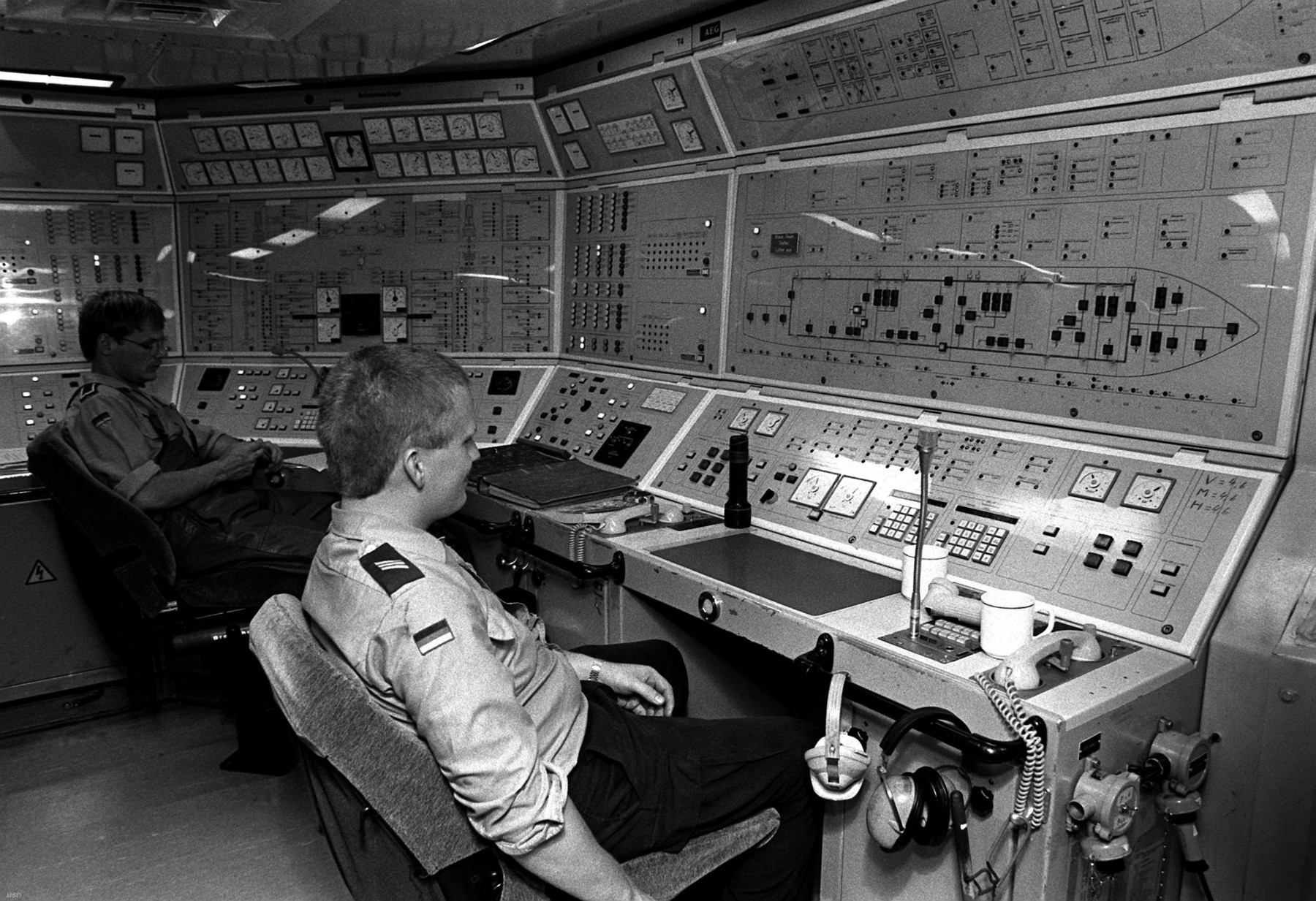 f-212 fgs karlsruhe type 122 bremen class frigate german navy 12 control room