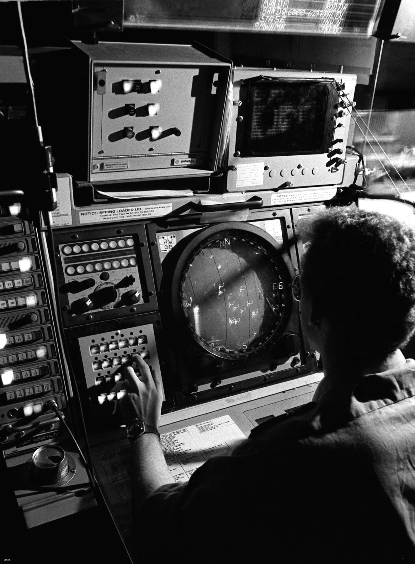 f-212 fgs karlsruhe type 122 bremen class frigate german navy 13 radar console