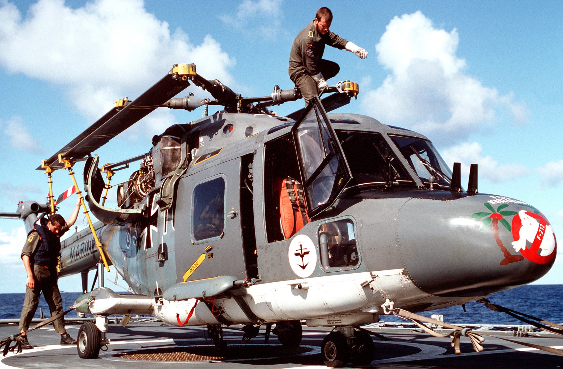 f-212 fgs karlsruhe type 122 bremen class frigate german navy 14 mk.22a sea lynx helicopter