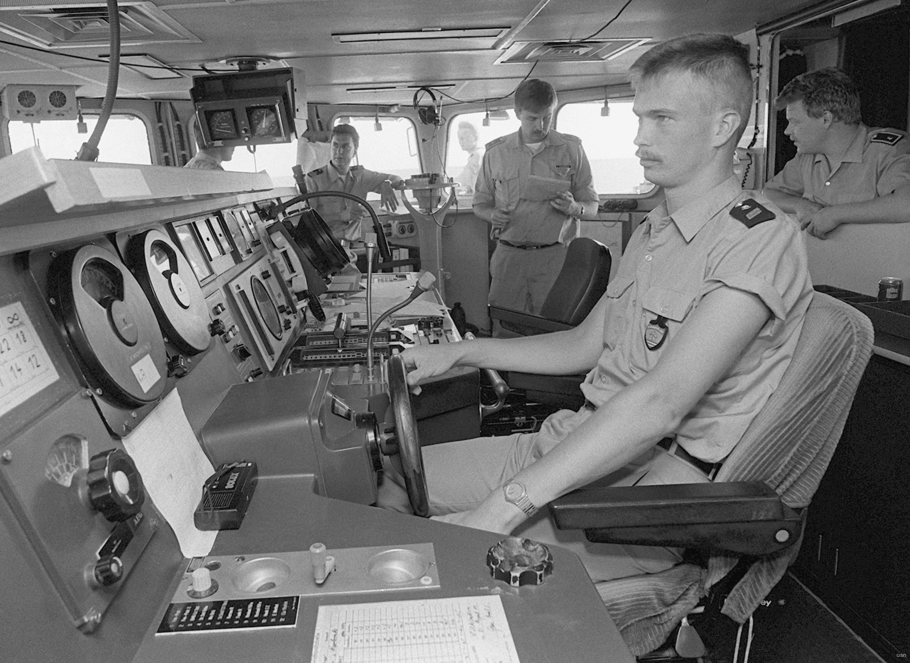 f-212 fgs karlsruhe type 122 bremen class frigate german navy 17 bridge helm