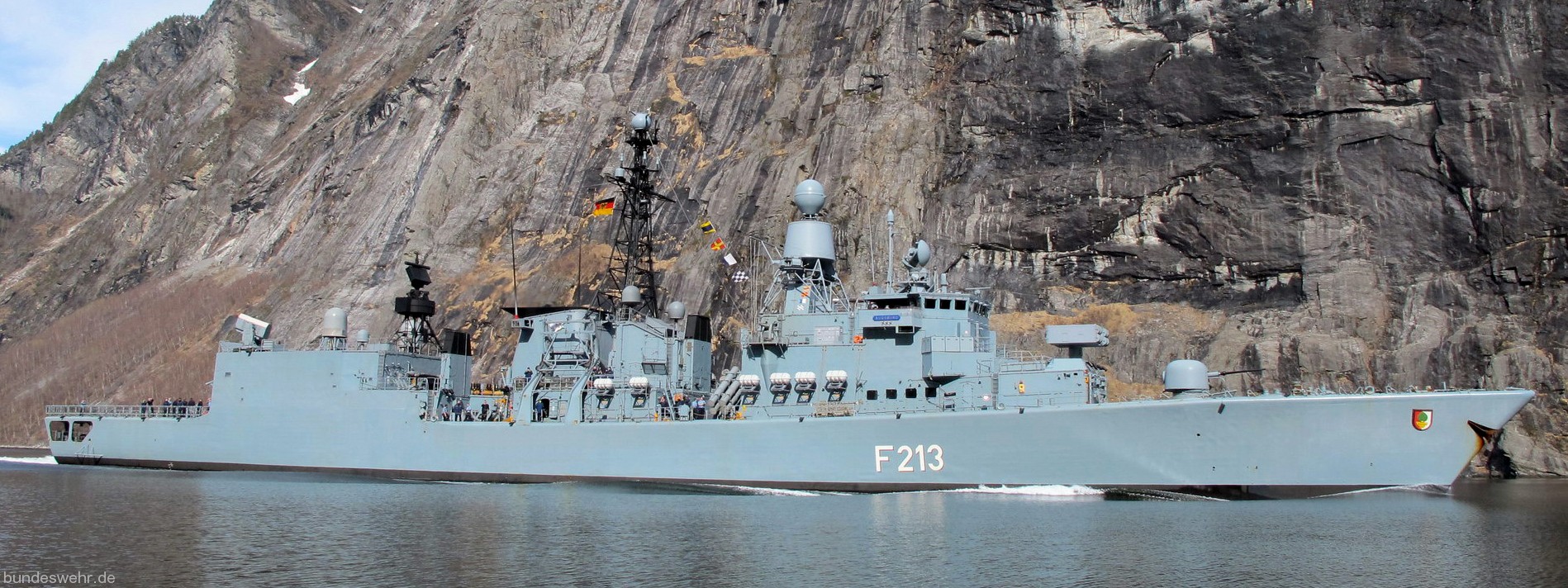 f-213 fgs augsburg type 122 bremen class frigate german navy 04