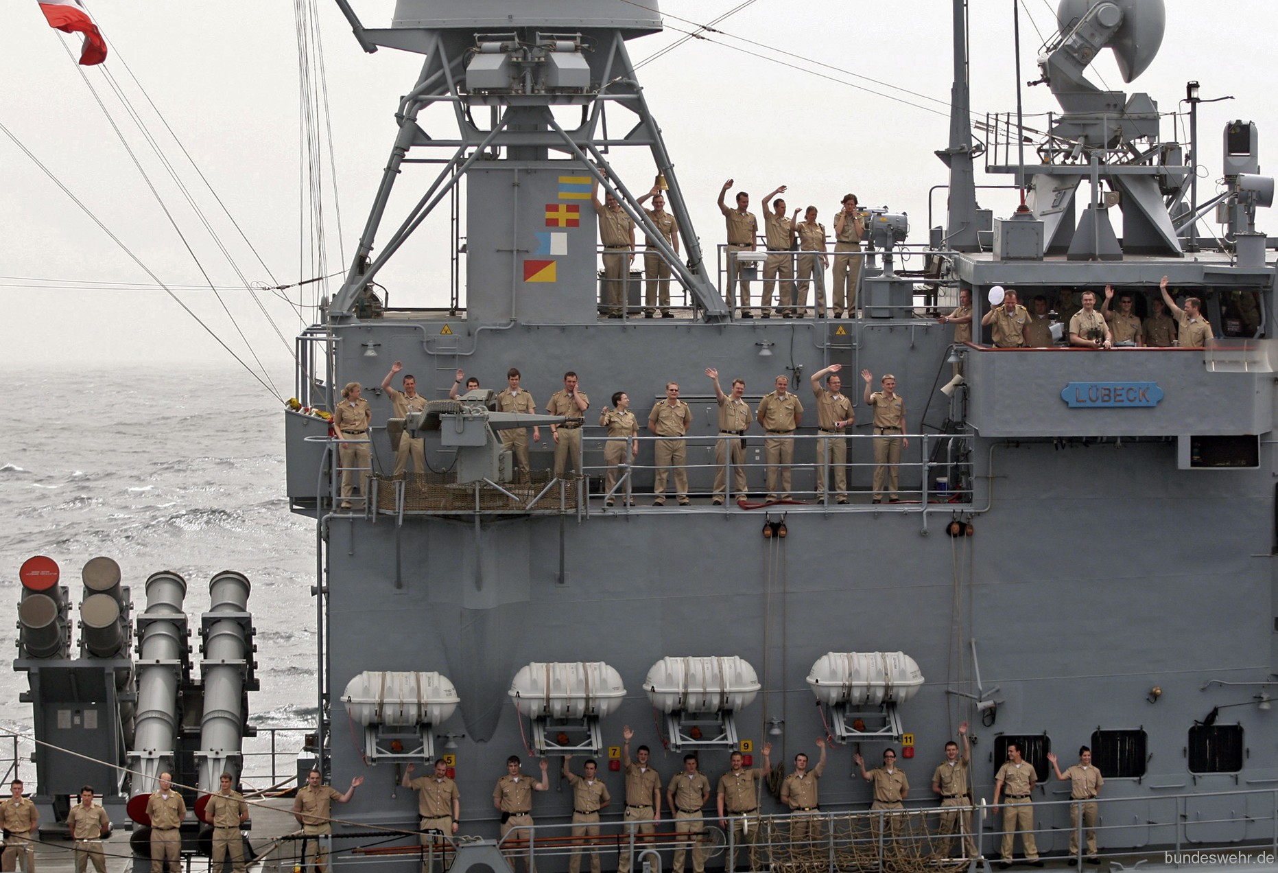 f-214 fgs lubeck lübeck type 122 bremen class frigate german navy 38