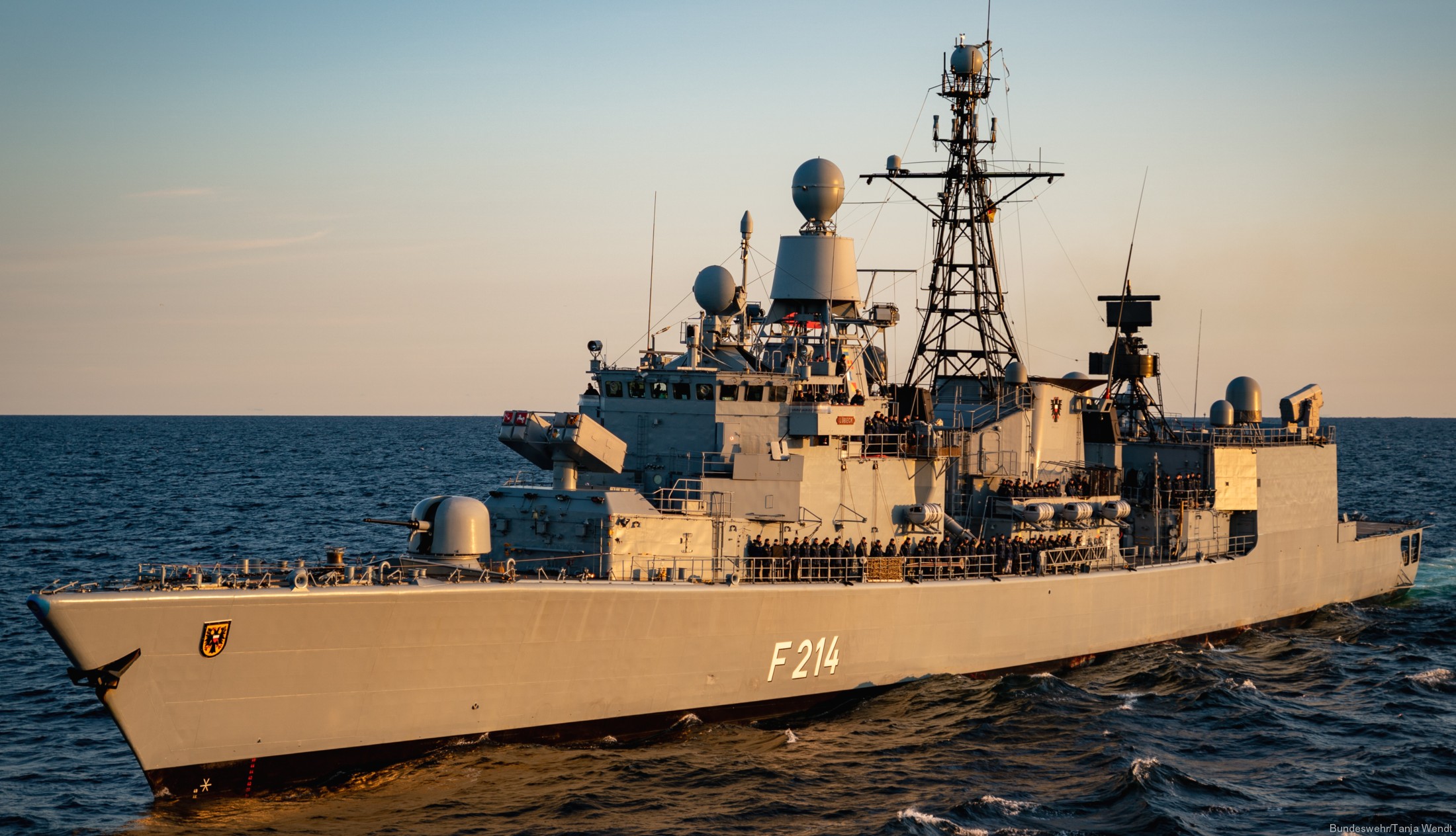 f-214 fgs lübeck type 122 bremen class frigate german navy deutsche marine fregatte 60