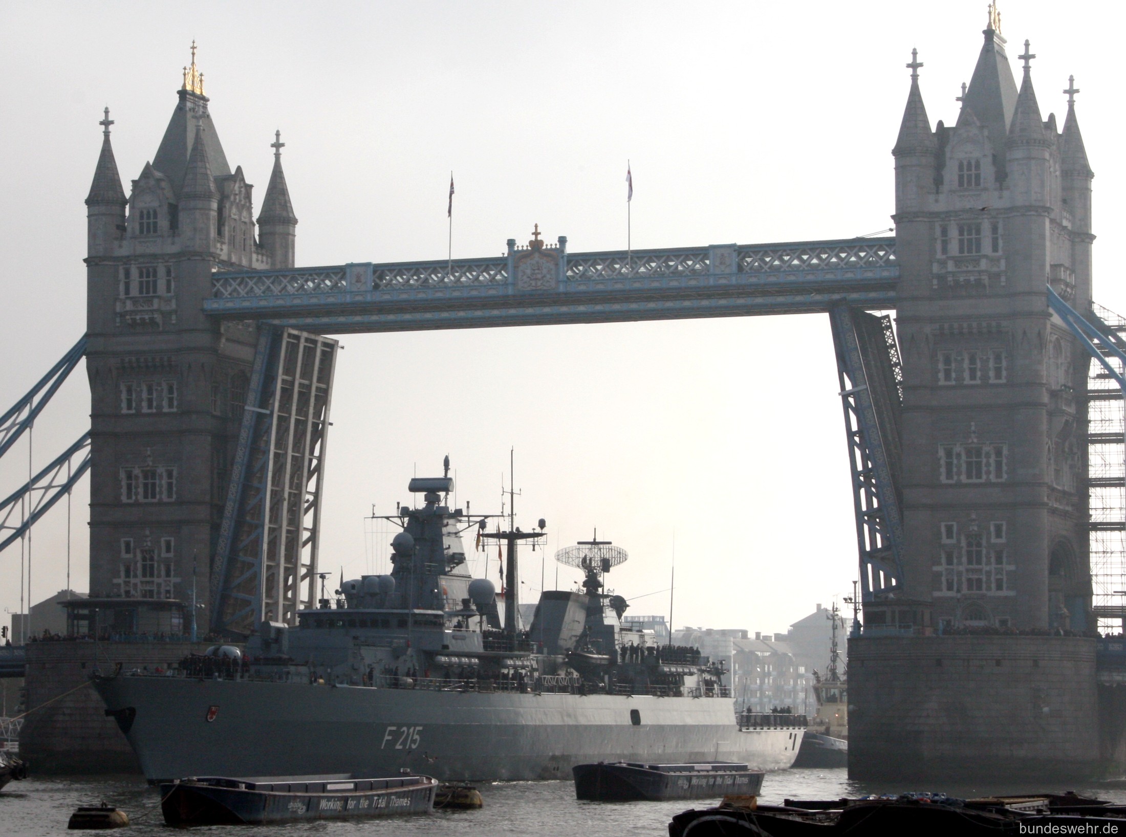 f-215 fgs brandenburg type 123 class frigate german navy 23 london tower bridge