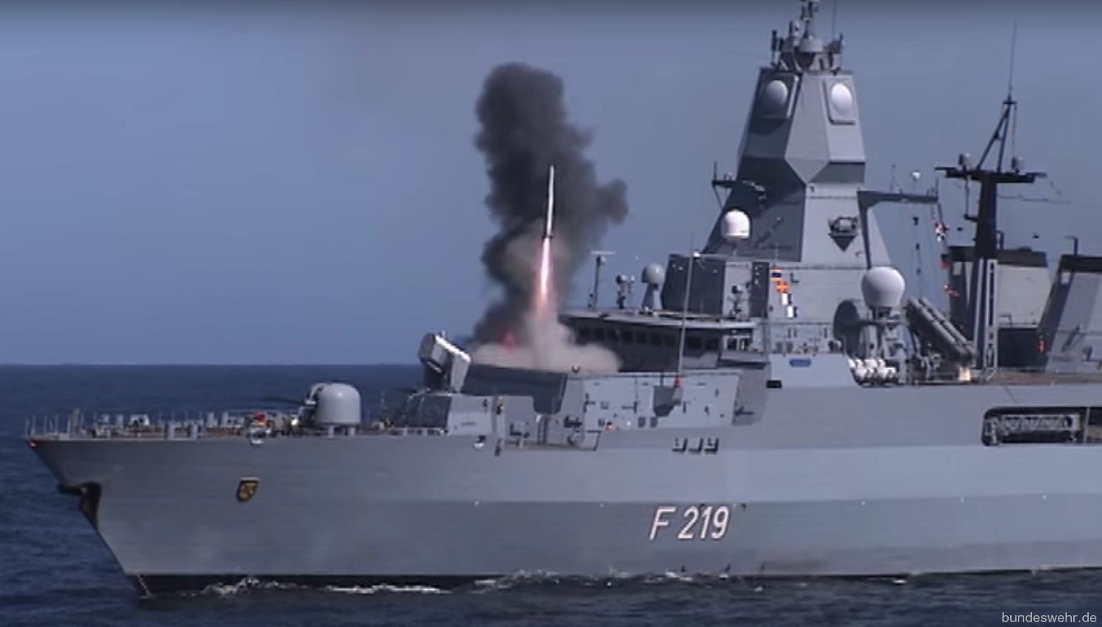 f-219 fgs sachsen type 124 class guided missile frigate ffg german navy 19 rim-162 evolved sea sparrow missile essm mk-41 vertical launching system vls