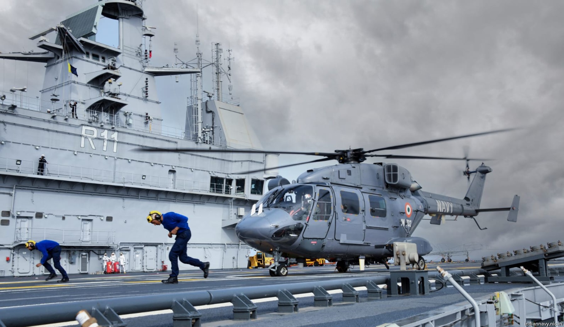 r11 ins vikrant aircraft carrier indian navy iac-1 hal dhruv helicopter 17