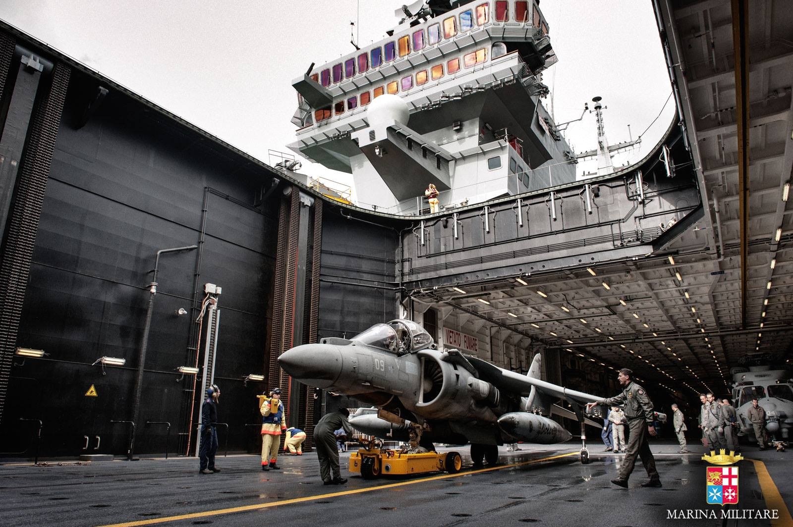 c-550 its cavour aircraft carrier italian navy marina militare 81 av-8b harrier hangar