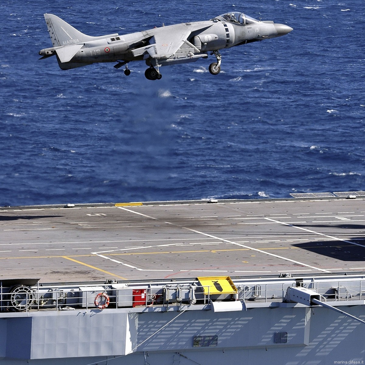 c-551 its giuseppe garibaldi aircraft carrier italian navy marina militare 56 av-8b harrier landing