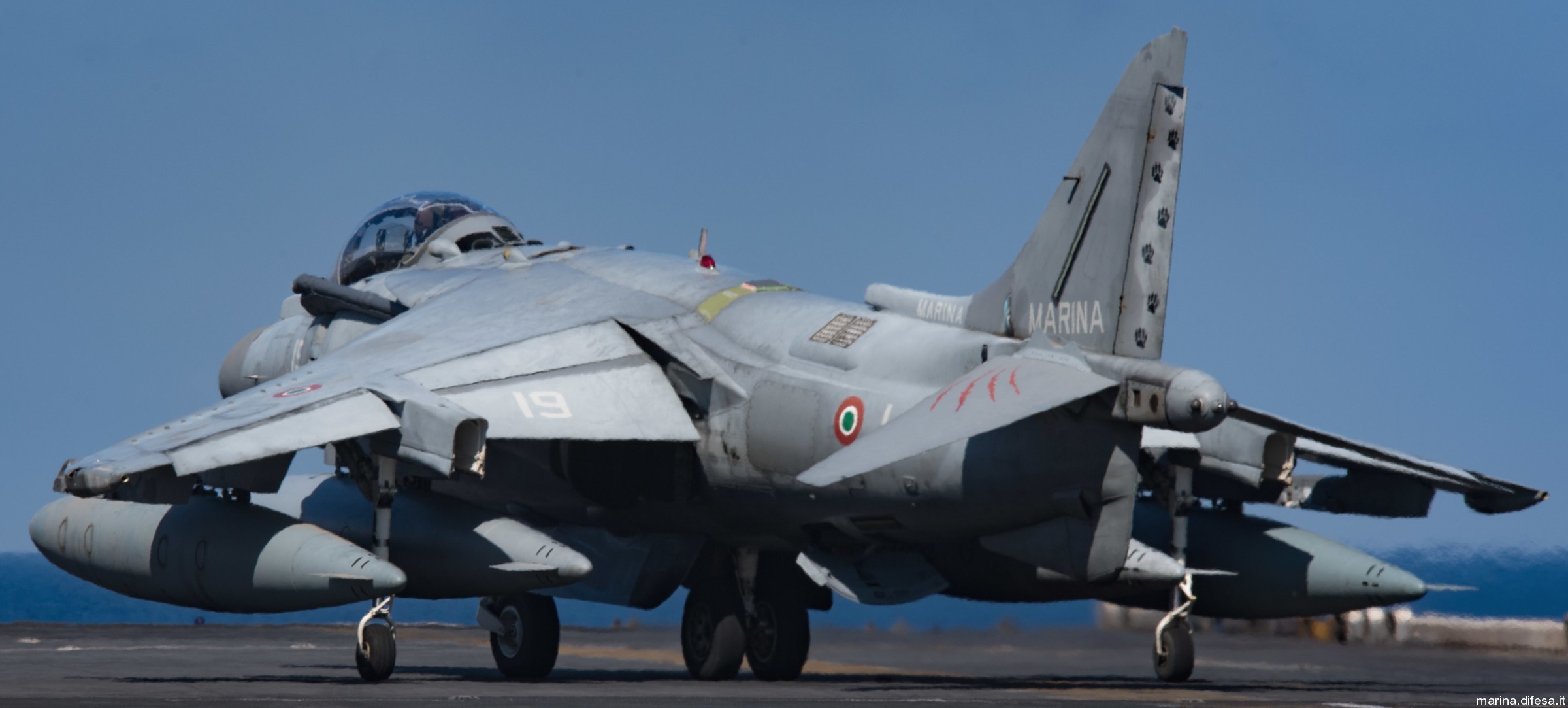 av-8b harrier ii+ italian navy marina militare grupaer wolves aircraft carrier 103
