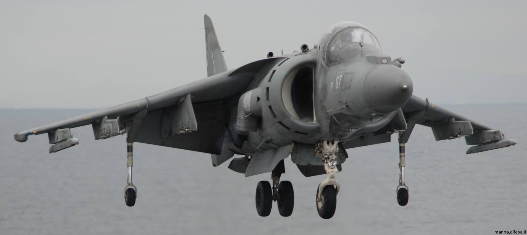 av-8b harrier ii+ italian navy marina militare grupaer wolves aircraft carrier 127
