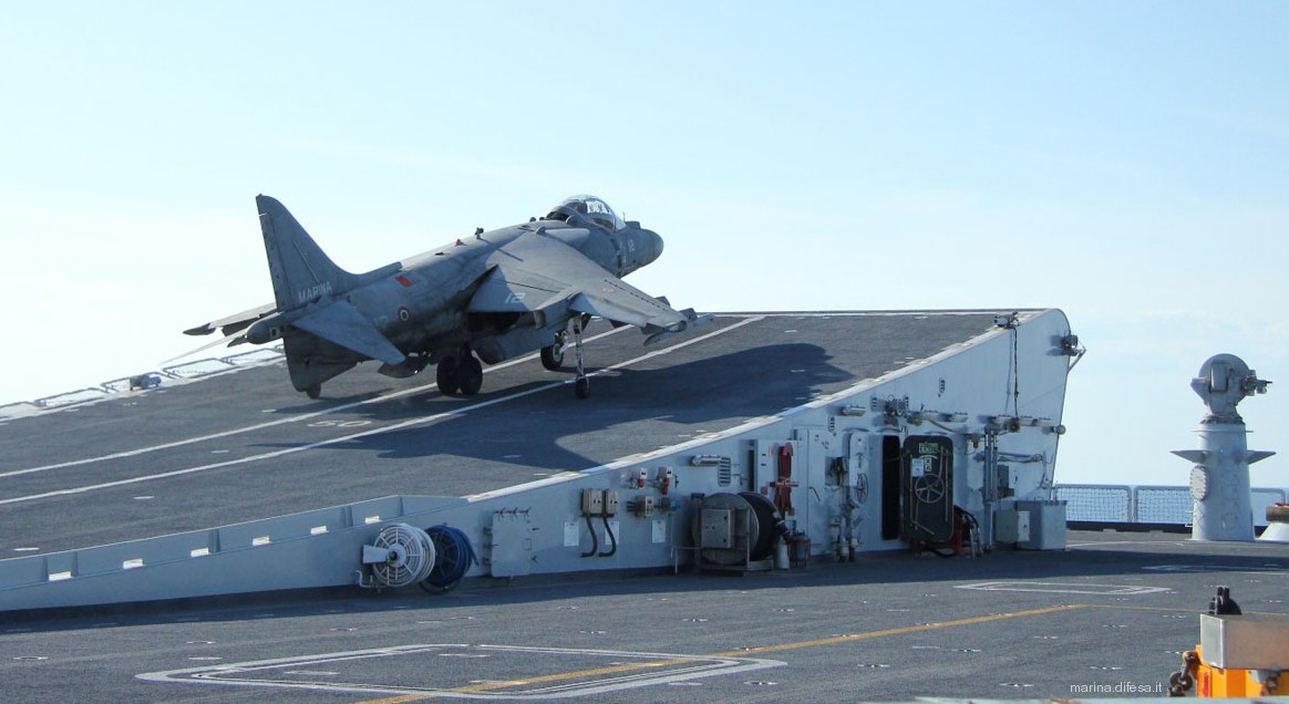 av-8b harrier ii italian navy marina militare grupaer wolves aircraft carrier 71 stovl ski jump ramp