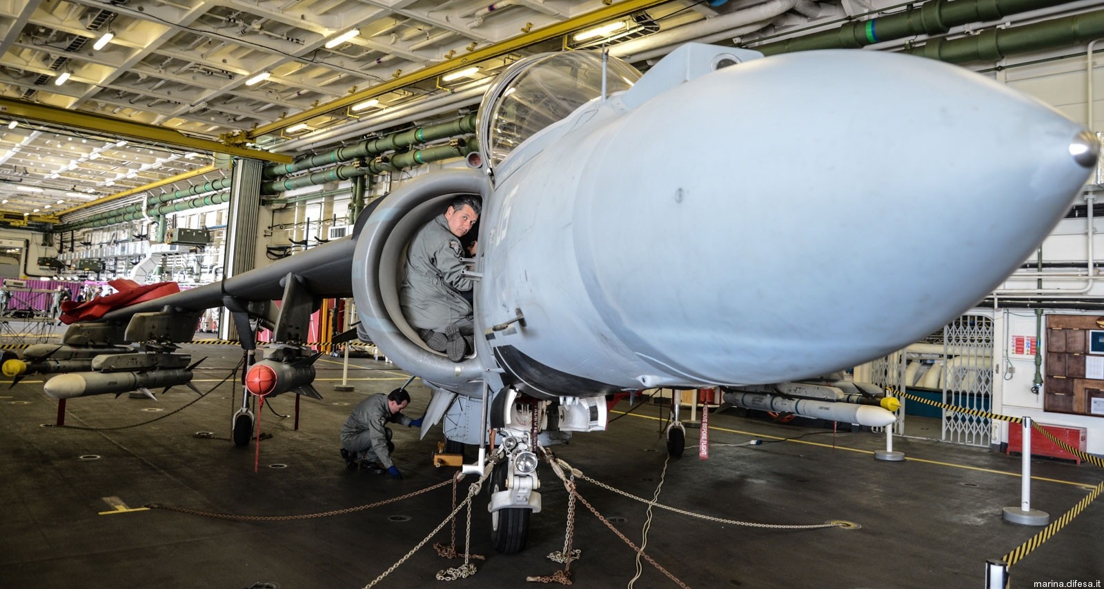 av-8b harrier ii+ italian navy marina militare grupaer wolves aircraft carrier hangar 95