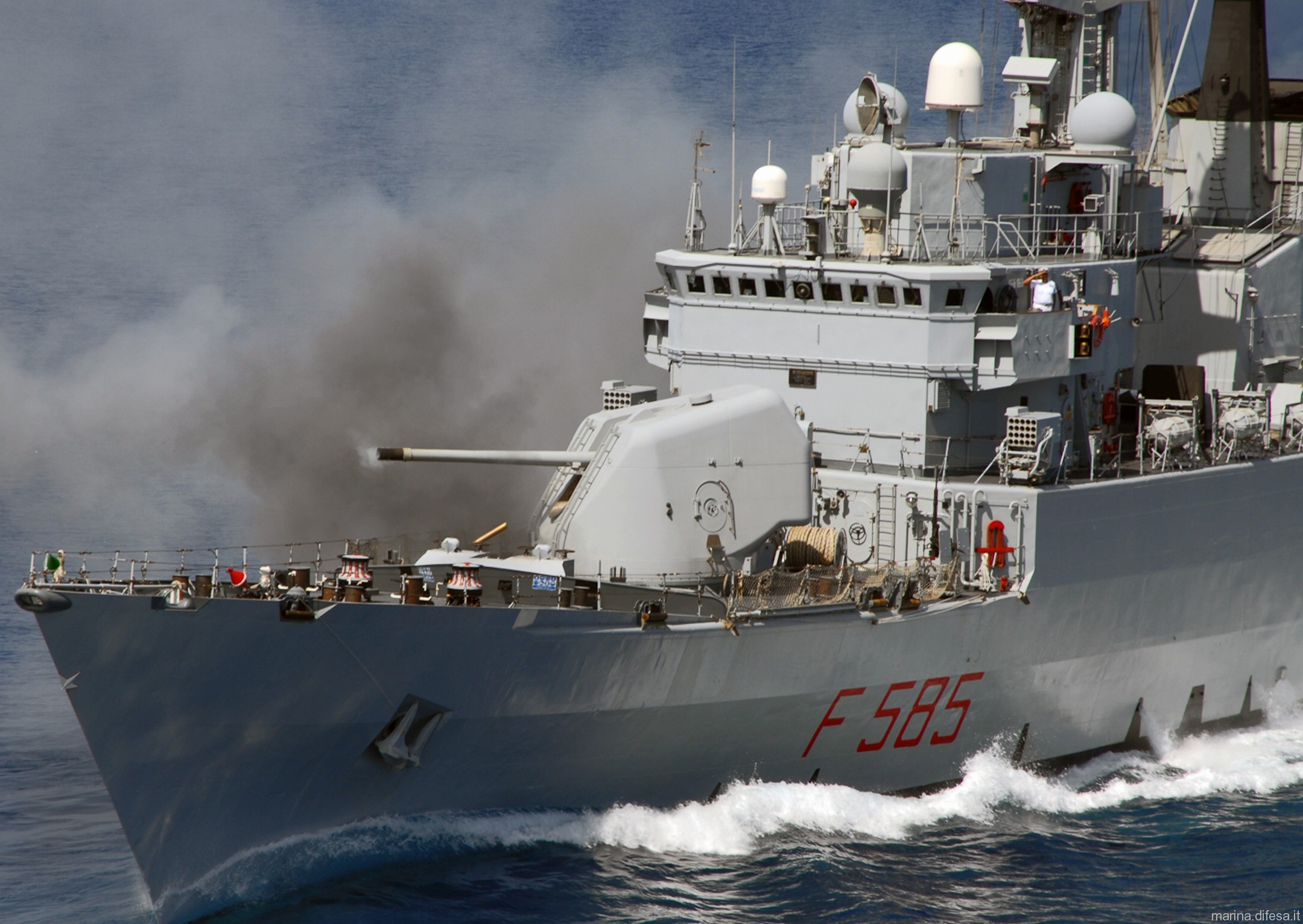 f-585 granatiere nave its soldati lupo class frigate italian navy marina militare 02 oto melara 127/54 compact gun