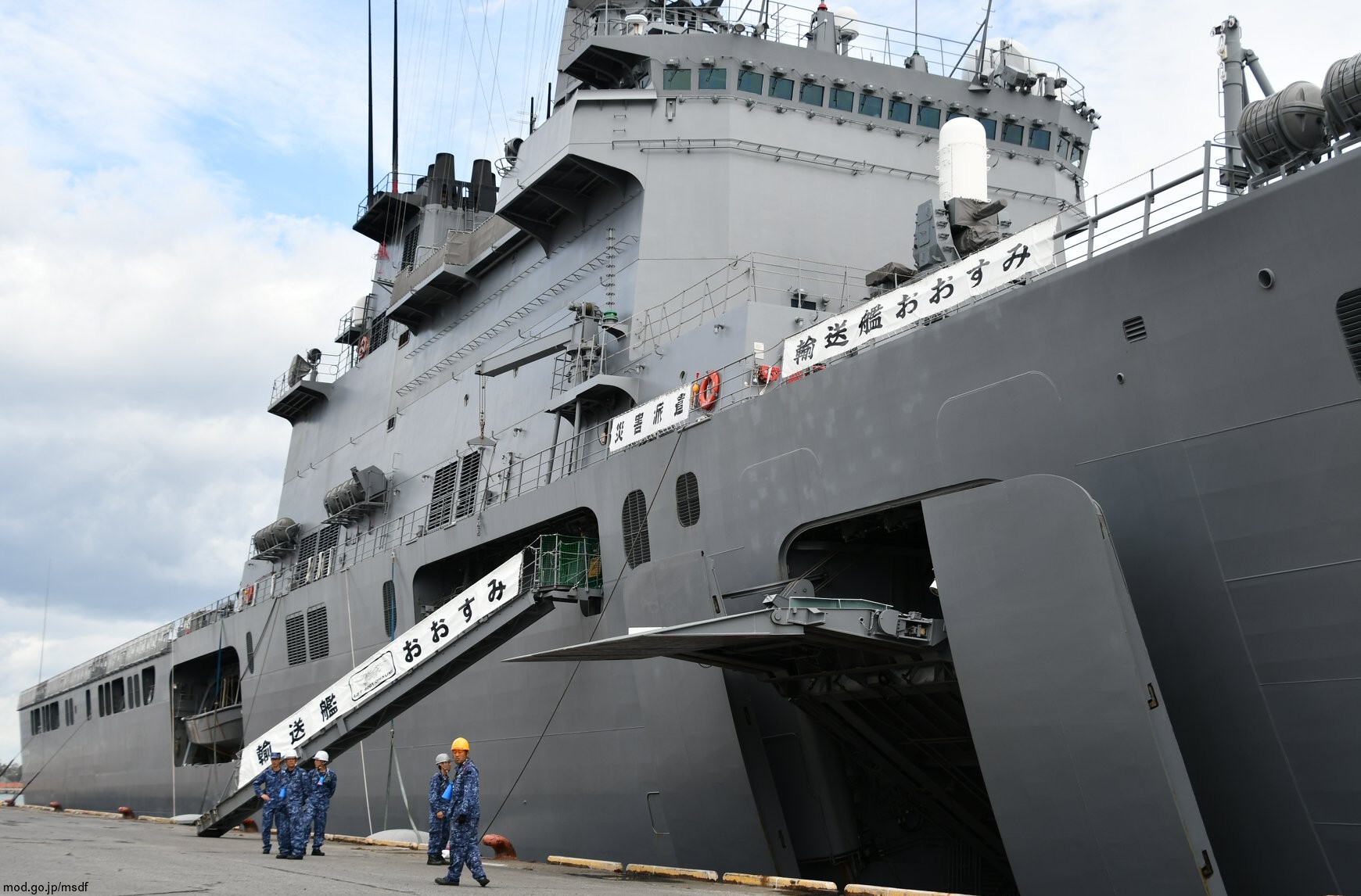 l-4001 js osumi amphibious tank landing ship transport dock japan maritime self defense force jmsdf 18