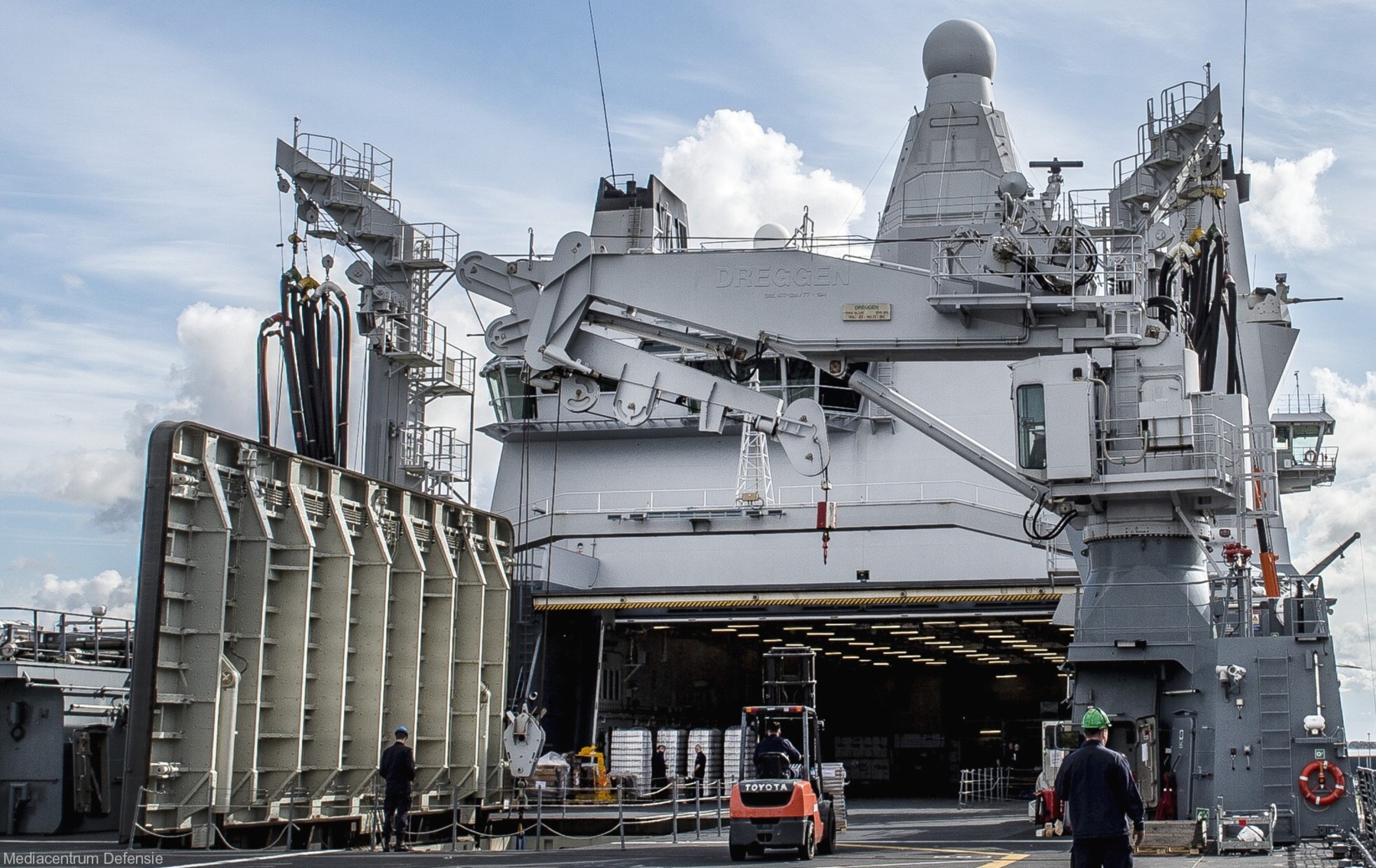 a-833 hnlms karel doorman joint support ship royal netherlands navy koninklijke marine 10 helicopter hangar