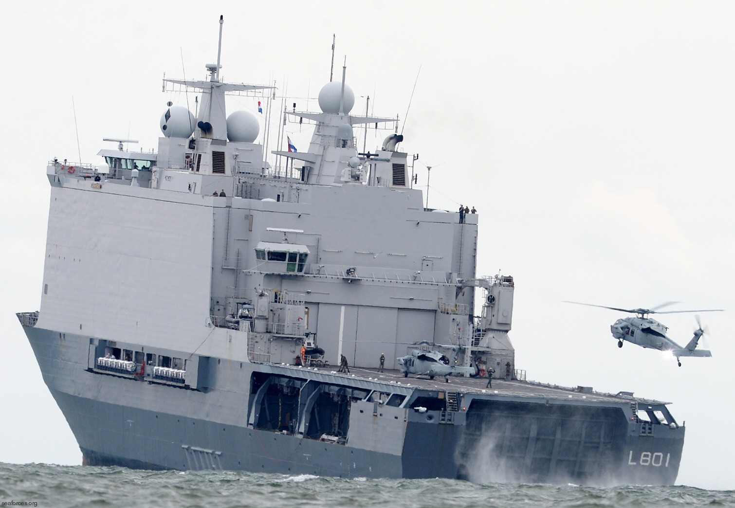 l-801 hnlms johan de witt amphibious ship landing platform dock lpd royal netherlands navy 13 helicopter operations