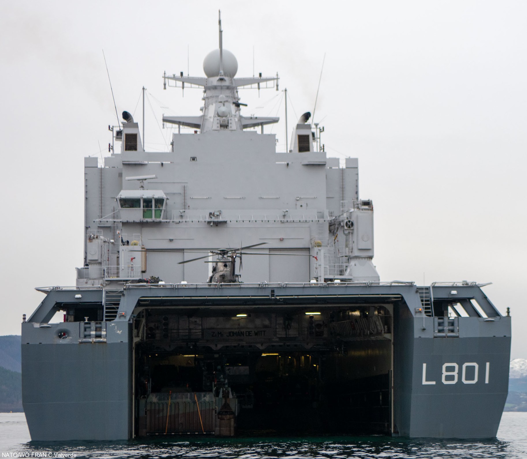 l-801 hnlms johan de witt amphibious ship landing platform dock lpd royal netherlands navy 15 well deck