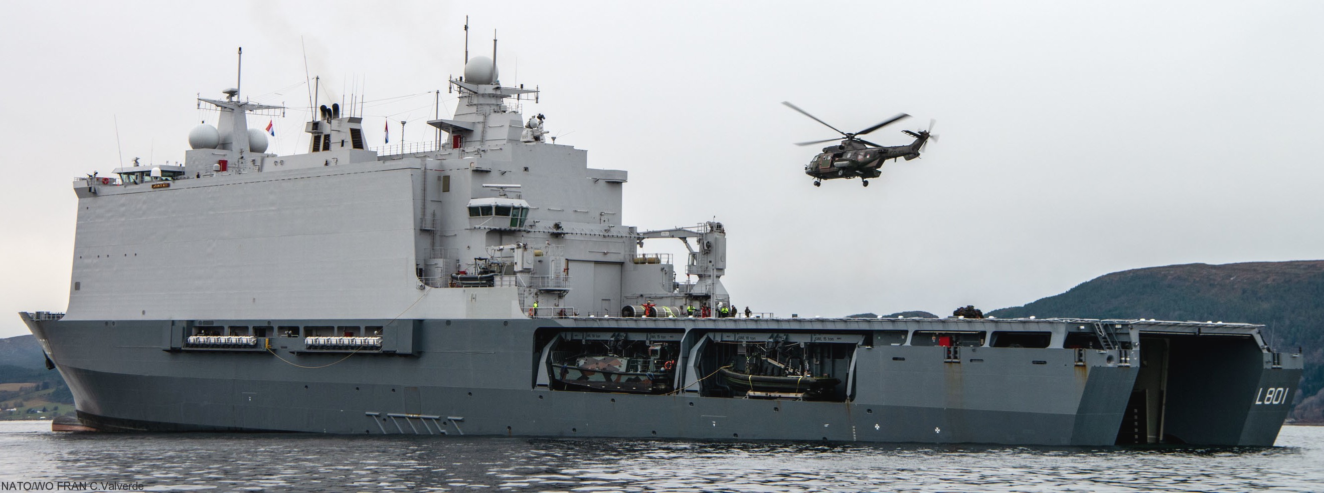 l-801 hnlms johan de witt amphibious ship landing platform dock lpd royal netherlands navy 17