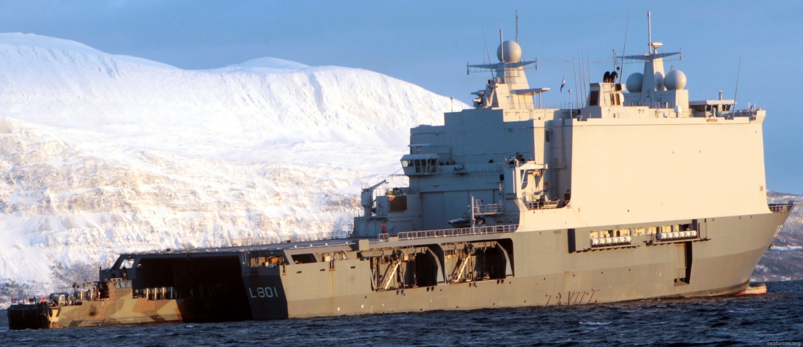 l-801 hnlms johan de witt amphibious ship landing platform dock lpd royal netherlands navy 26 well deck operations