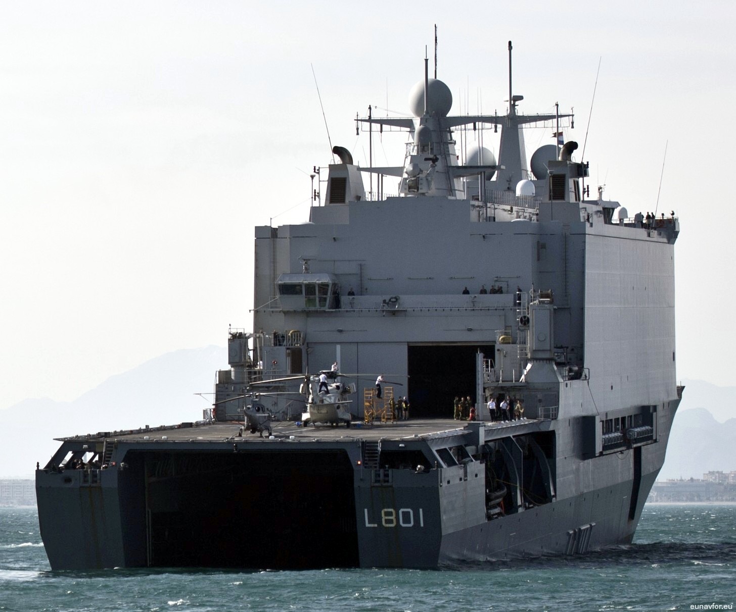 l-801 hnlms johan de witt amphibious ship landing platform dock lpd royal netherlands navy 28 well deck lcu lcvp