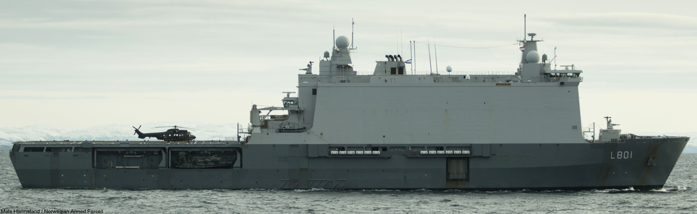 l-801 hnlms johan de witt amphibious ship landing platform dock lpd royal netherlands navy 43