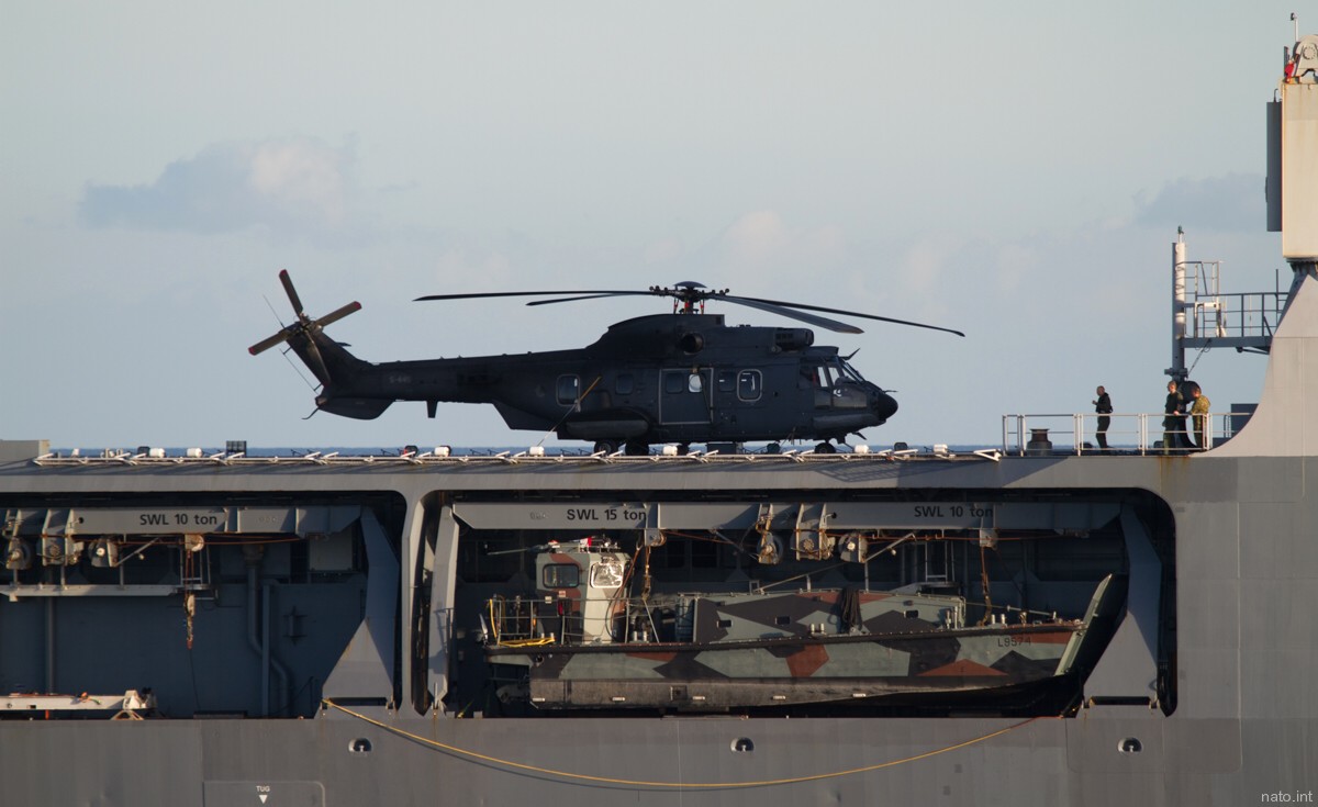 l-801 hnlms johan de witt amphibious ship landing platform dock lpd royal netherlands navy 46 cougar helicopter